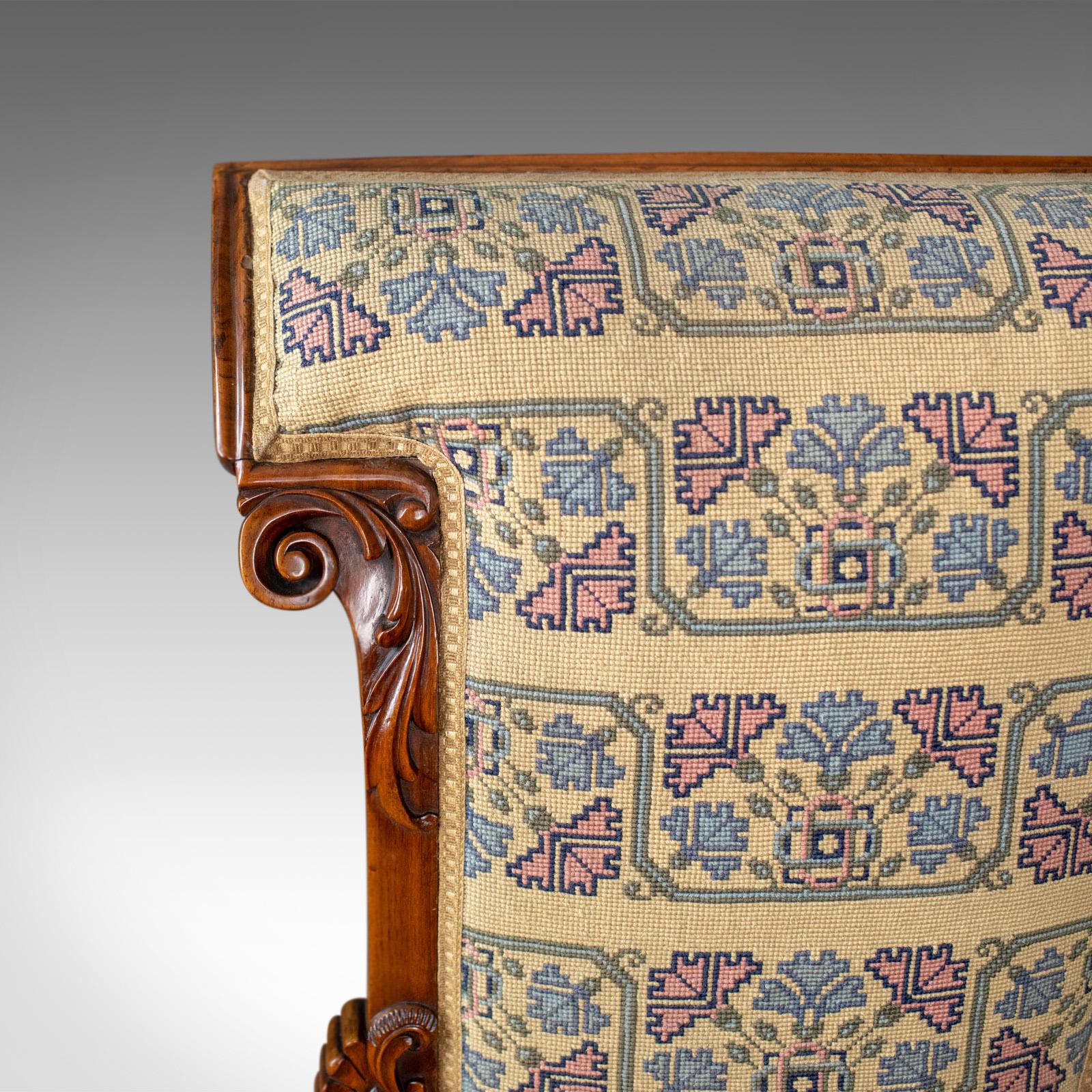 Chaise Prie Dieu:: début de l'ère victorienne:: siège en tapisserie au point d'aiguille en noyer:: vers 1840 Bon état - En vente à Hele, Devon, GB