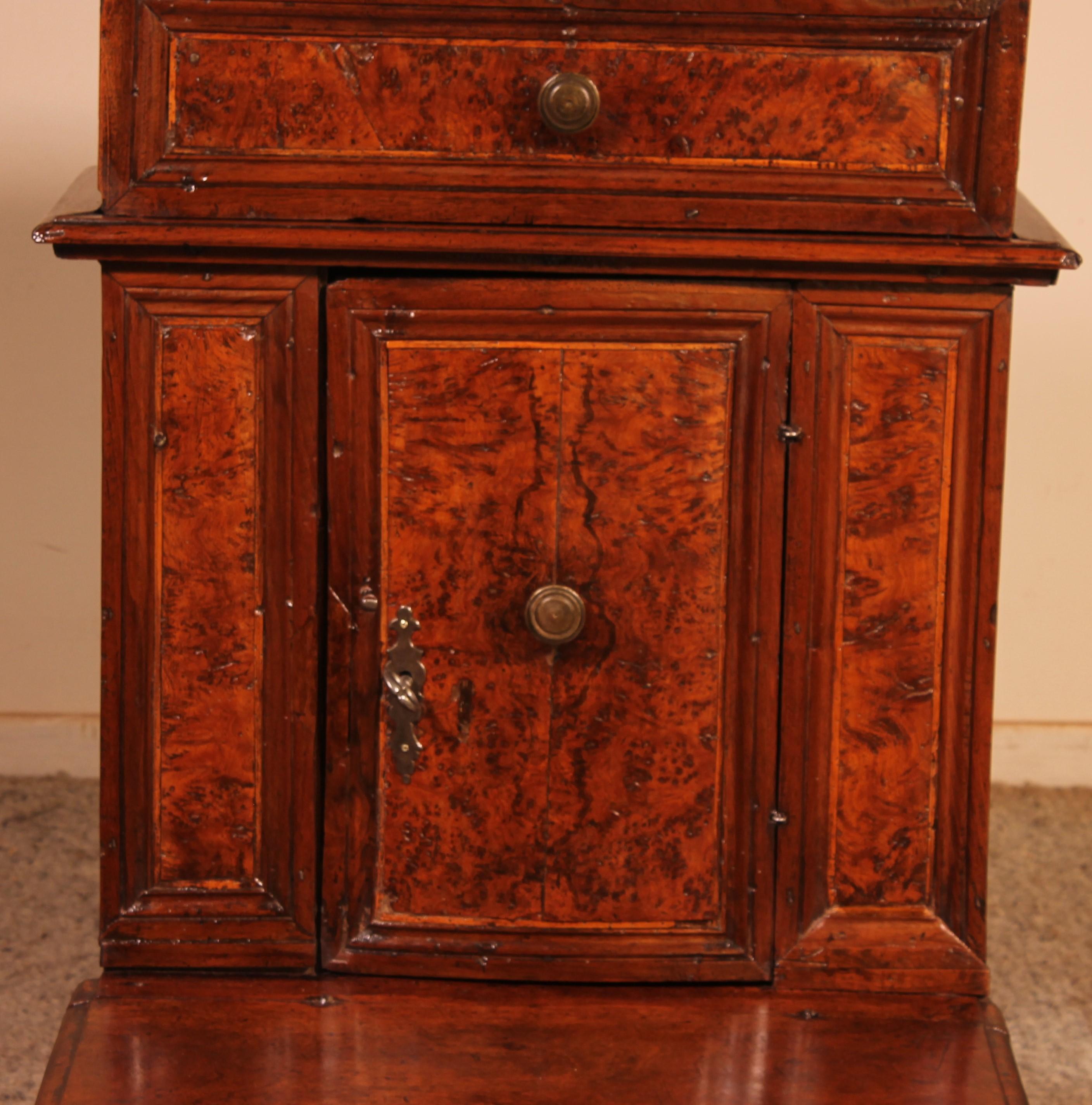 Prie-Dieu or Oratory in Walnut and Burl Walnut, circa 1600 In Good Condition For Sale In Brussels, Brussels