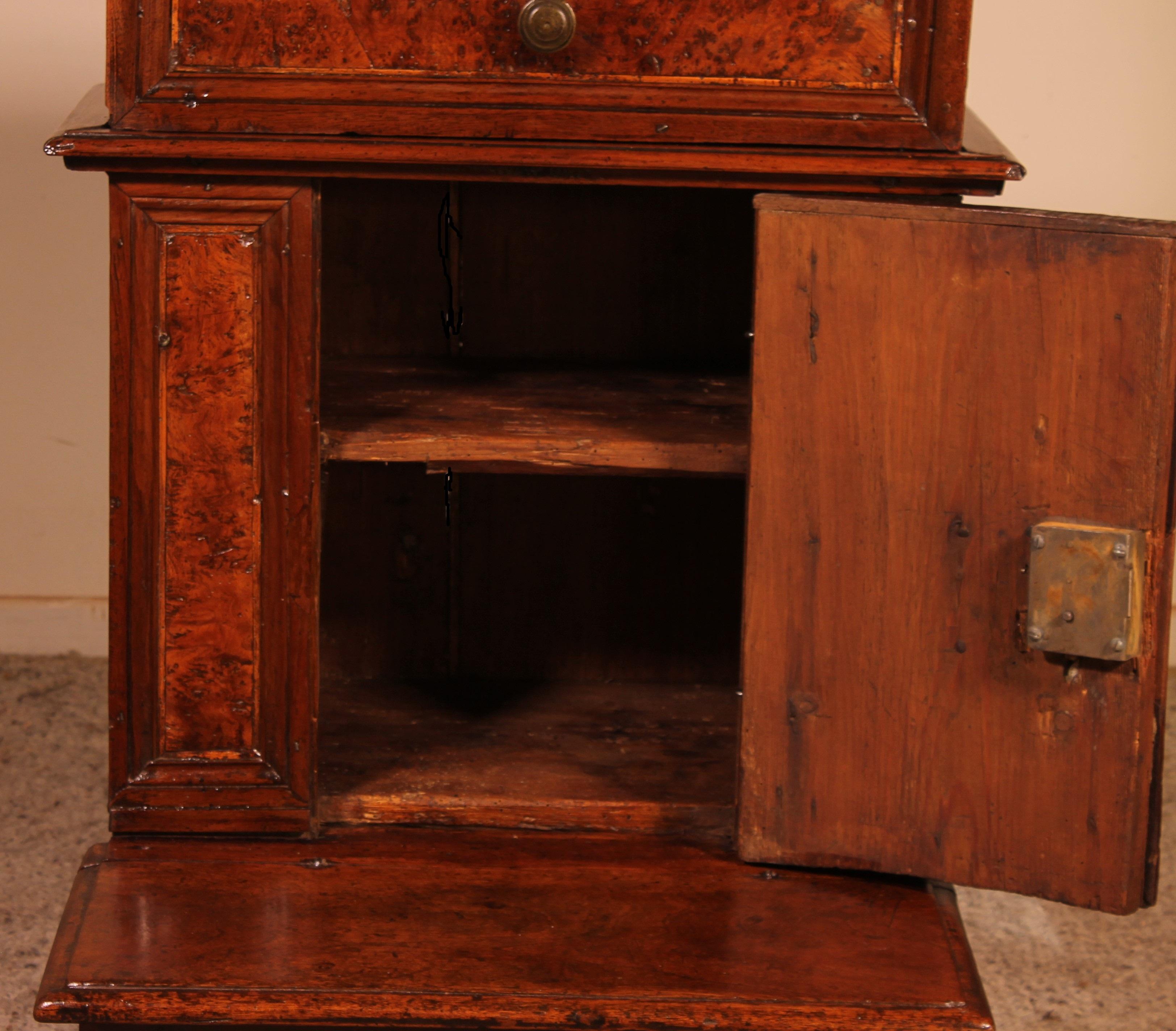 18th Century and Earlier Prie-Dieu or Oratory in Walnut and Burl Walnut, circa 1600 For Sale