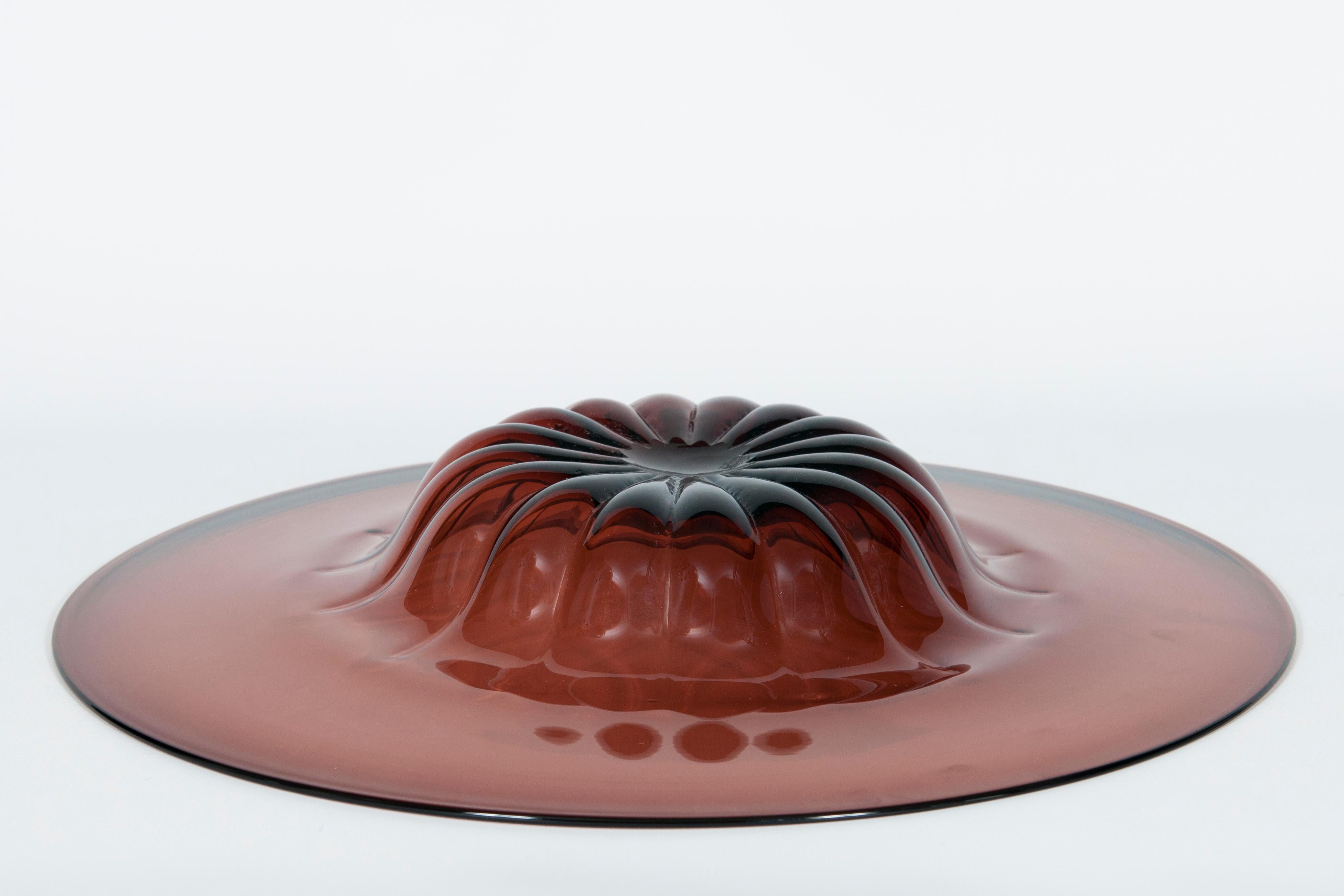 Moderno Piatto da portata a forma di cappello da prete in vetro di Murano soffiato ametista Italia anni '80 in vendita