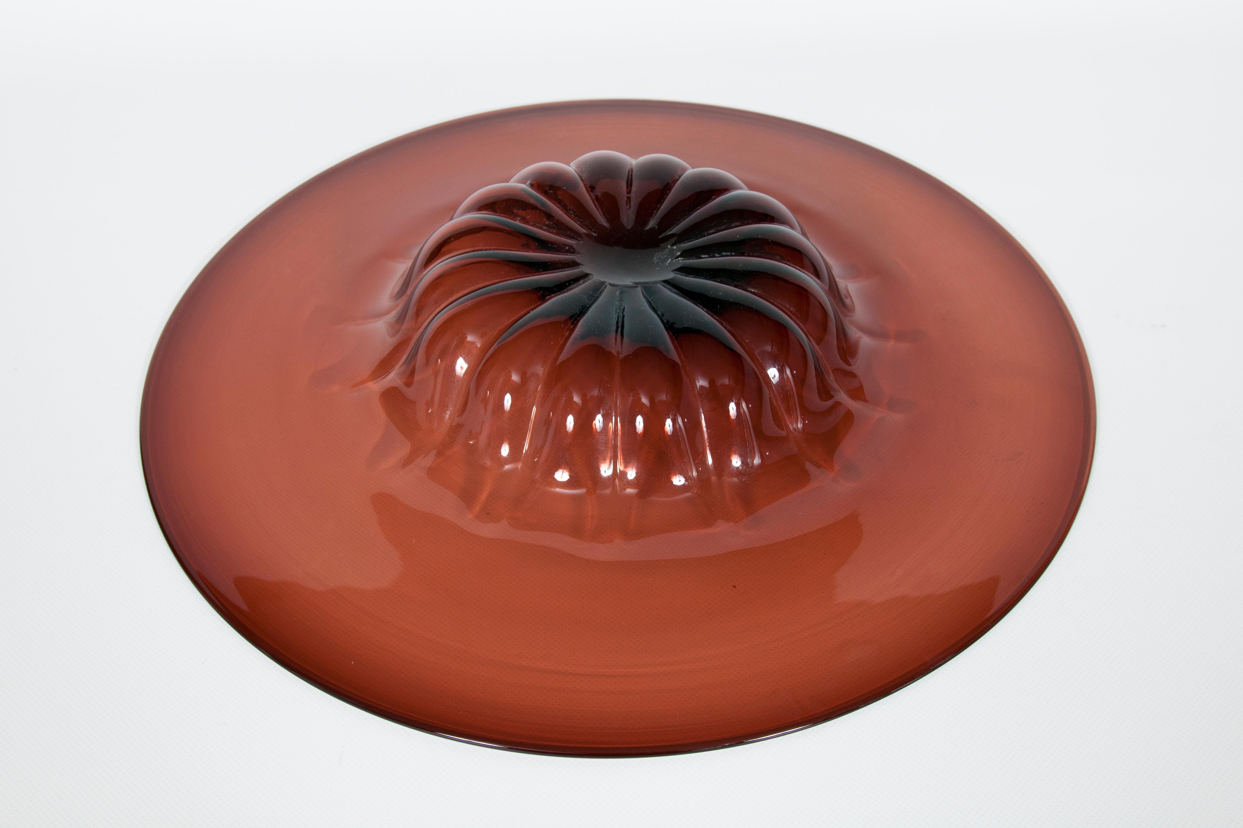 Fatto a mano Piatto da portata a forma di cappello da prete in vetro di Murano soffiato ametista Italia anni '80 in vendita
