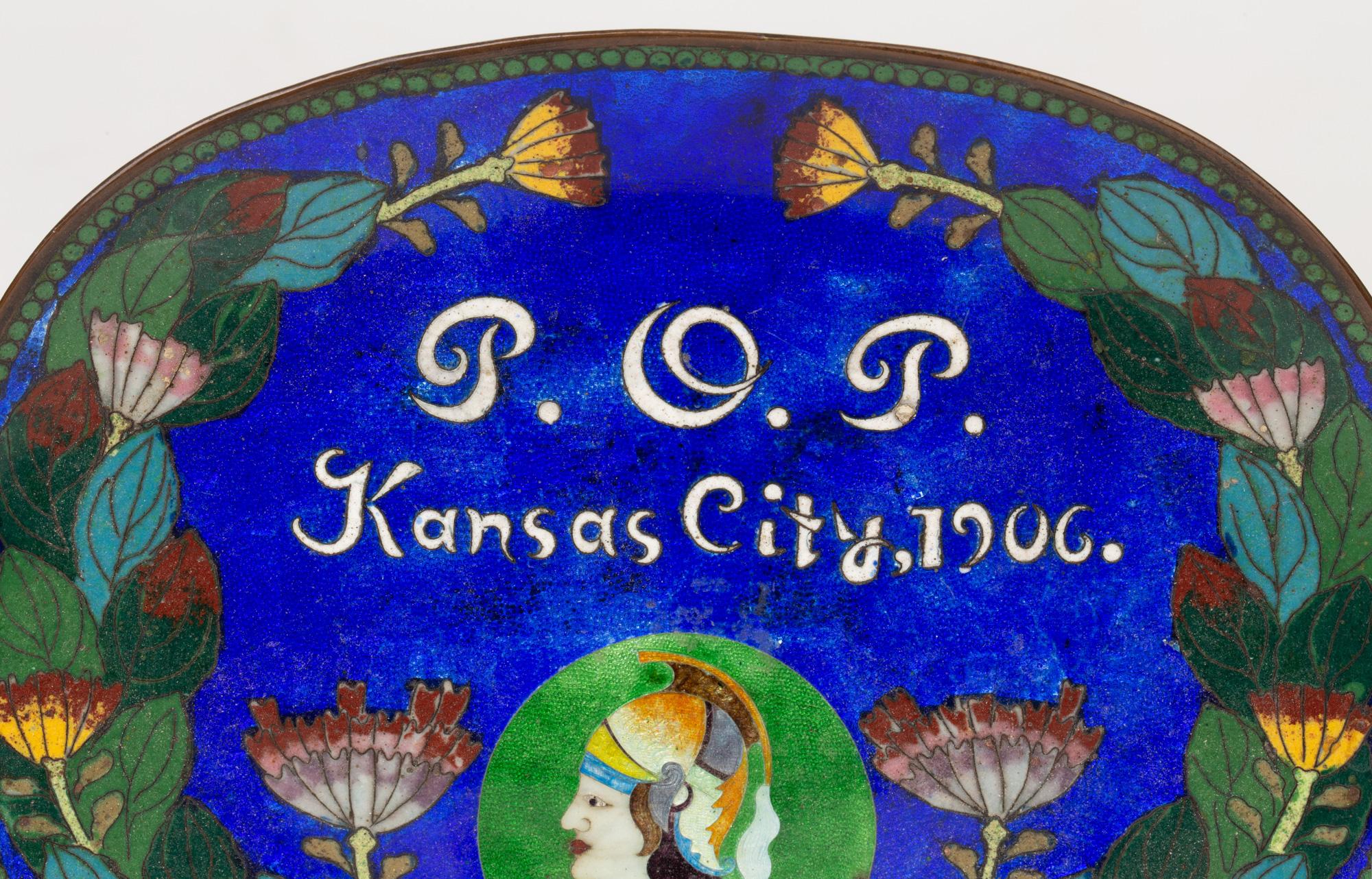 Ein ungewöhnliches und seltenes Cloisonné-Kartentablett mit chinesischer Zuschreibung, das für das Priests of Pallas Festival in Kansas City 1906 hergestellt wurde. Das Festival fand jährlich eine Woche lang zwischen 1887 und 1912 statt. Diese