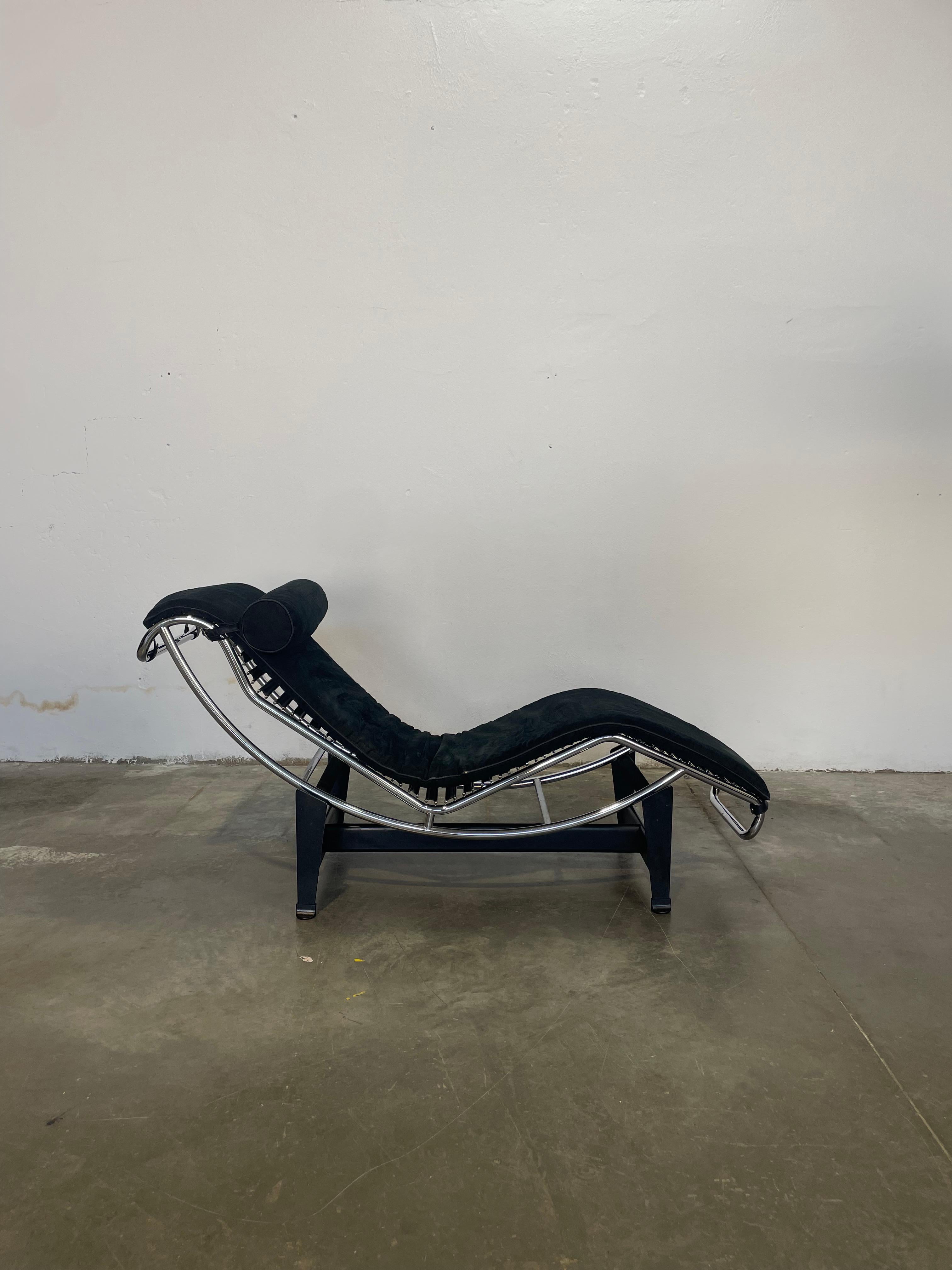 iconica chaise longue LC4 di Cassina, autentica degli anni '60, un pezzo raro e di grande valore per collezionisti e appassionati di design. Progettata da Le Corbusier, Jeanneret e Charlotte Perriand, questa LC4 (numero di serie a 4 cifre) è in