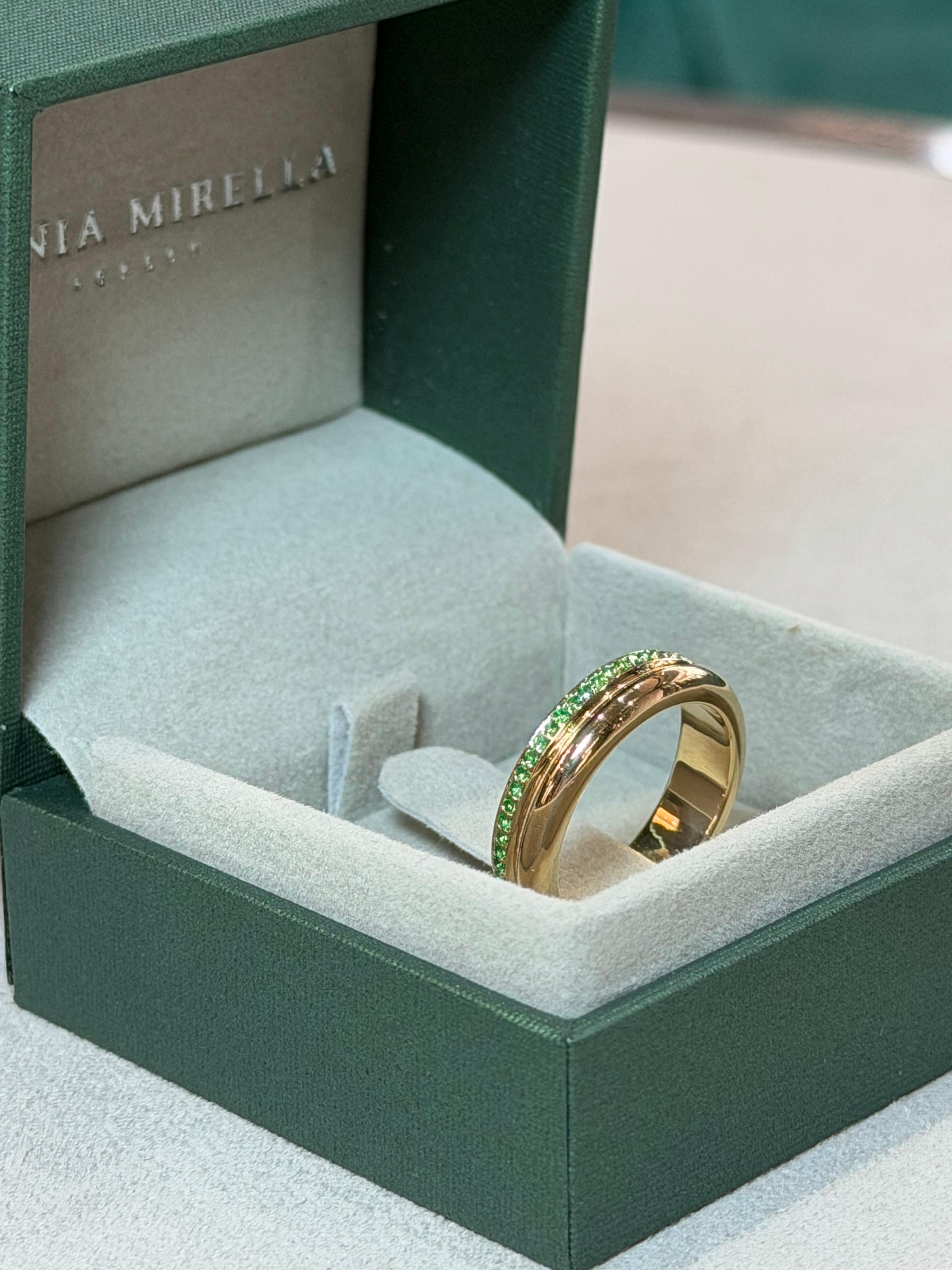 Wir präsentieren den Prima Gelbgold Smaragdring, ein atemberaubendes Ewigkeitsdesign, bei dem ein luxuriöses Gelbgoldband mit leuchtenden, schillernden Smaragden geschmückt ist. Mit Leidenschaft, Präzision und Kunstfertigkeit in Handarbeit