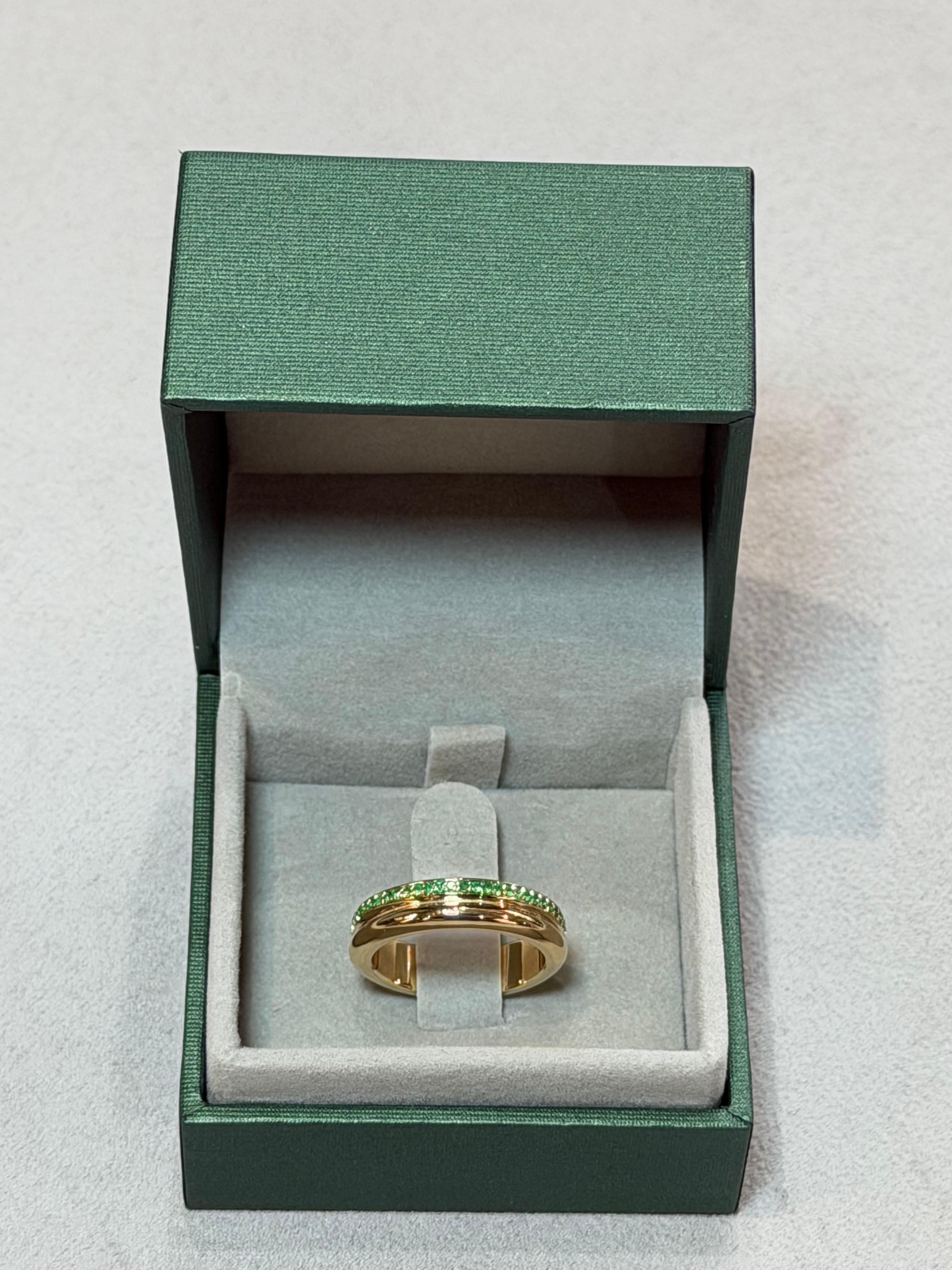 Prima Gelbgold Smaragd Eternity Ring - Elegantes Smaragdband Handgefertigt von Ks (Modernistisch) im Angebot