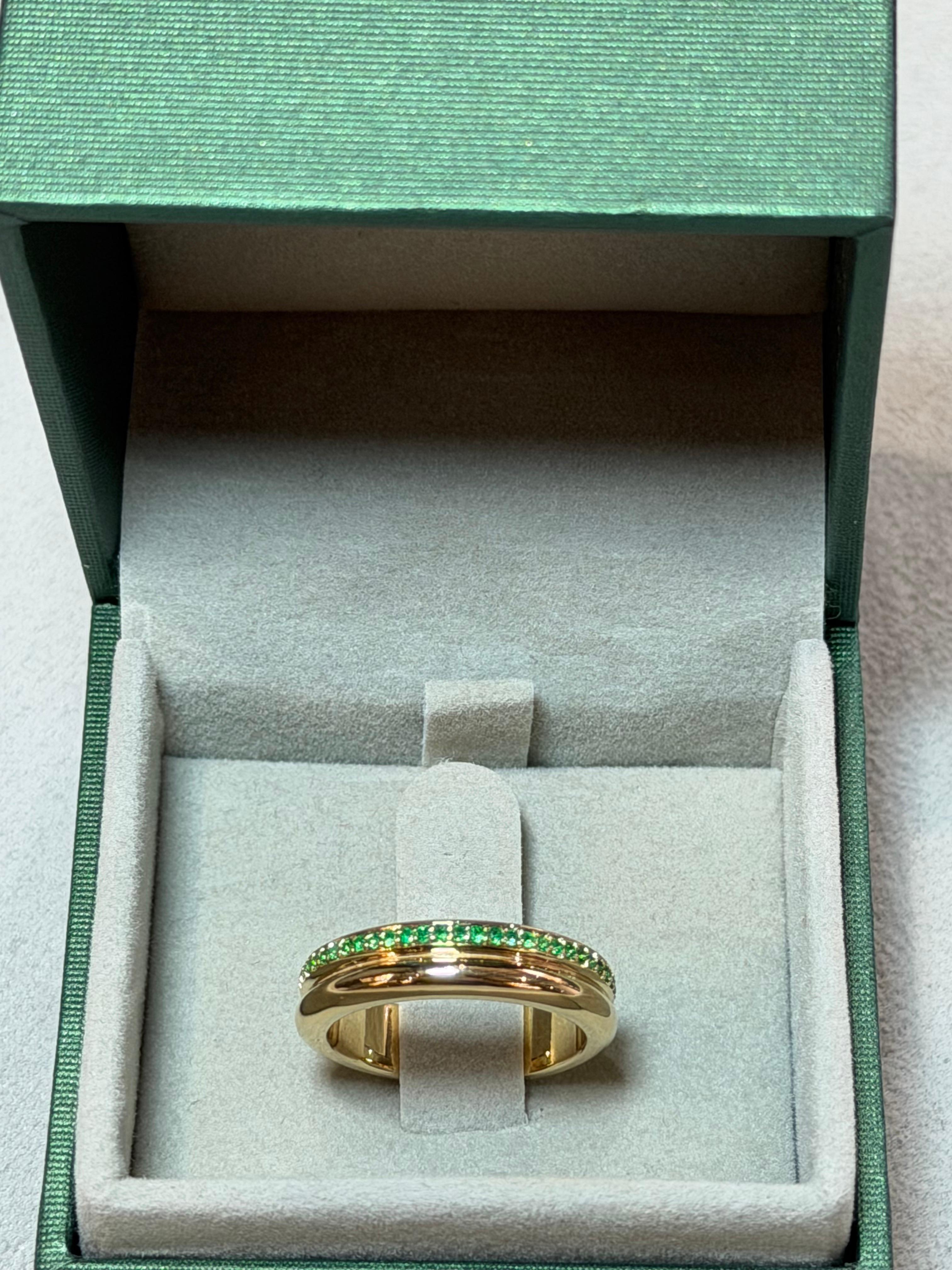 Prima Gelbgold Smaragd Eternity Ring - Elegantes Smaragdband Handgefertigt von Ks (Rundschliff) im Angebot