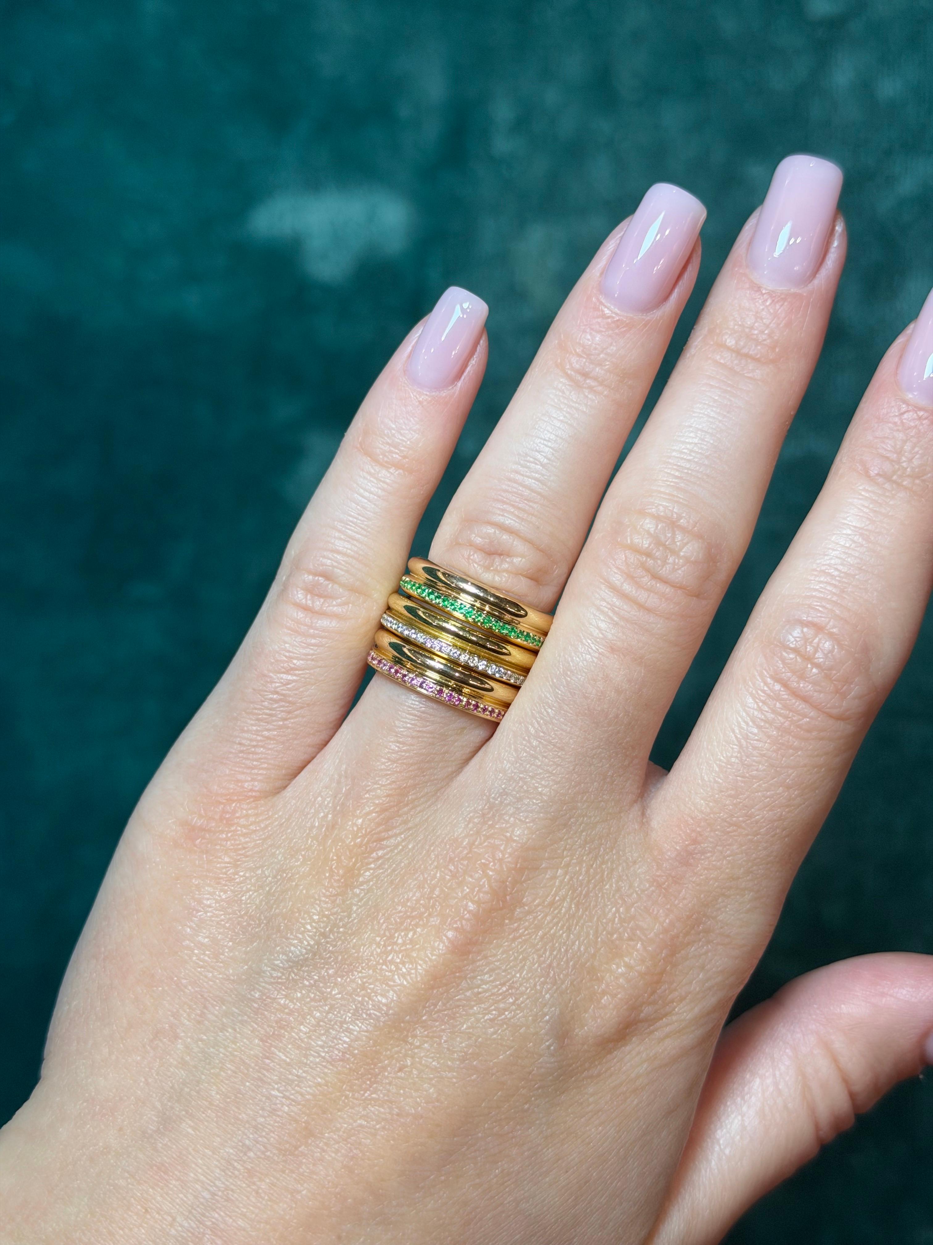 Prima Gelbgold Smaragd Eternity Ring - Elegantes Smaragdband Handgefertigt von Ks im Angebot 1