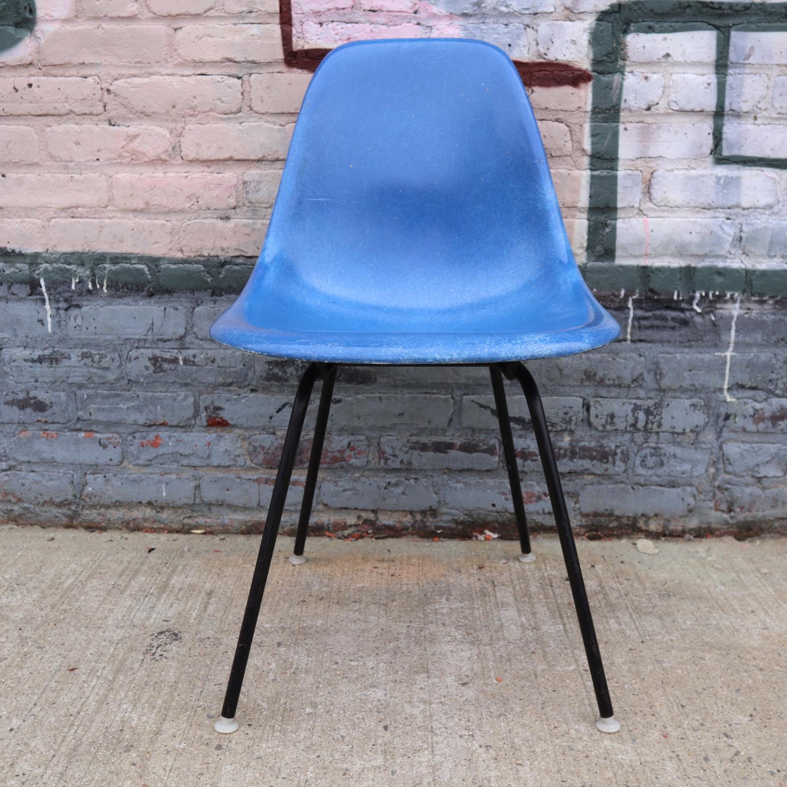 Quatre chaises Eames vintage en fibre de verre de Herman Miller dans des couleurs primaires. Toutes les chaises sont en très bon état avec des bases Herman Miller disponibles en noir ou en argent métallique. Tous les patins sont intacts. Les