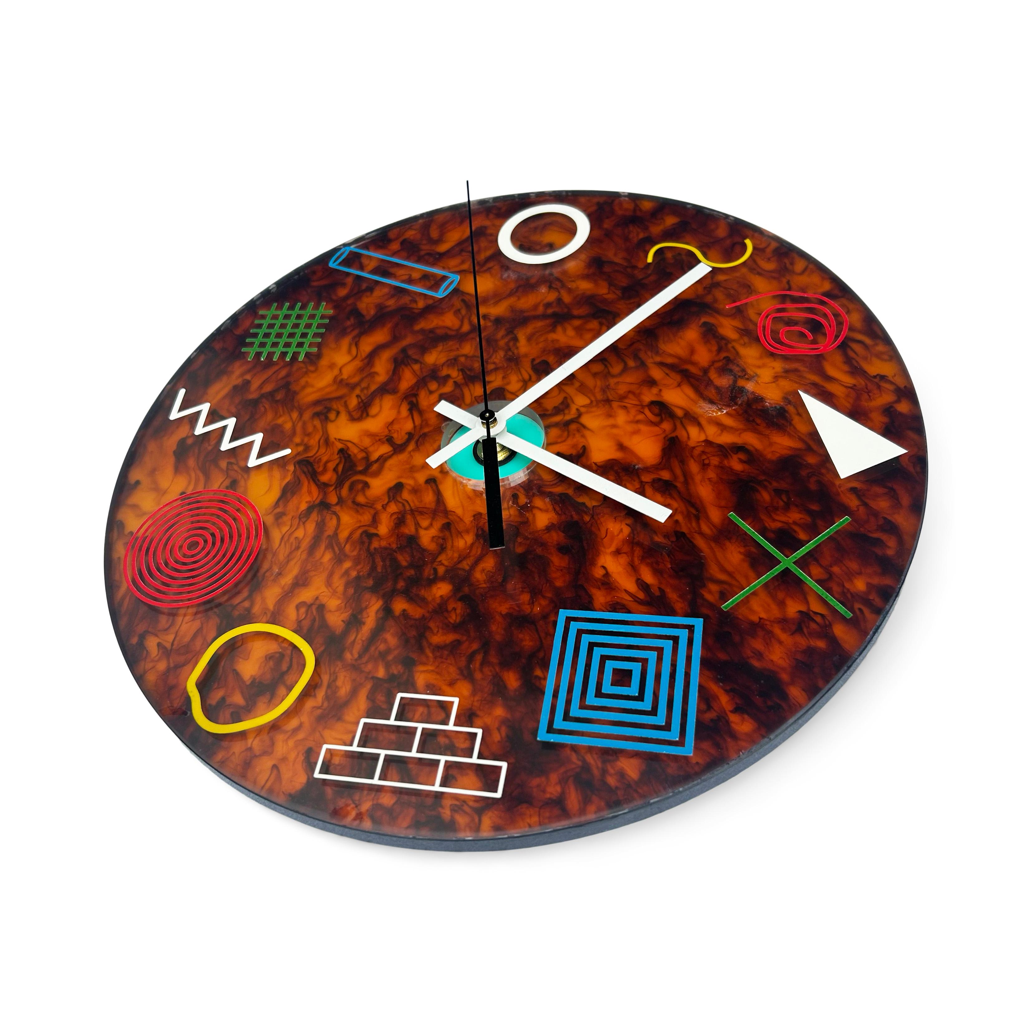 Un sorprendente orologio da parete con ricchi motivi color ambra e tartaruga, 