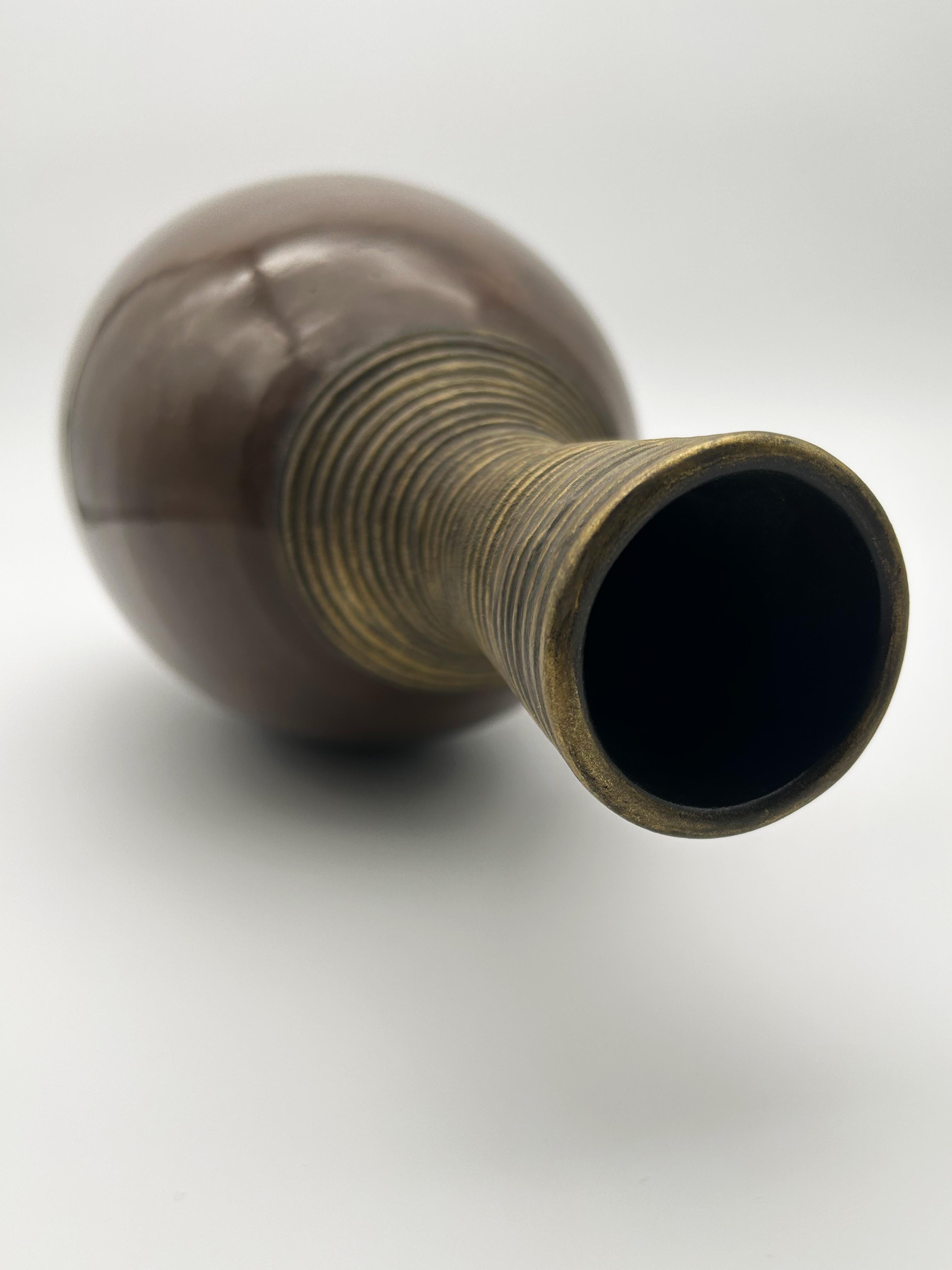 Primavera (1912-1972)
Vaso in ceramica con decorazioni di ispirazione africana e patina marrone, ornato da decorazioni dorate intorno al bordo.
Marcato 