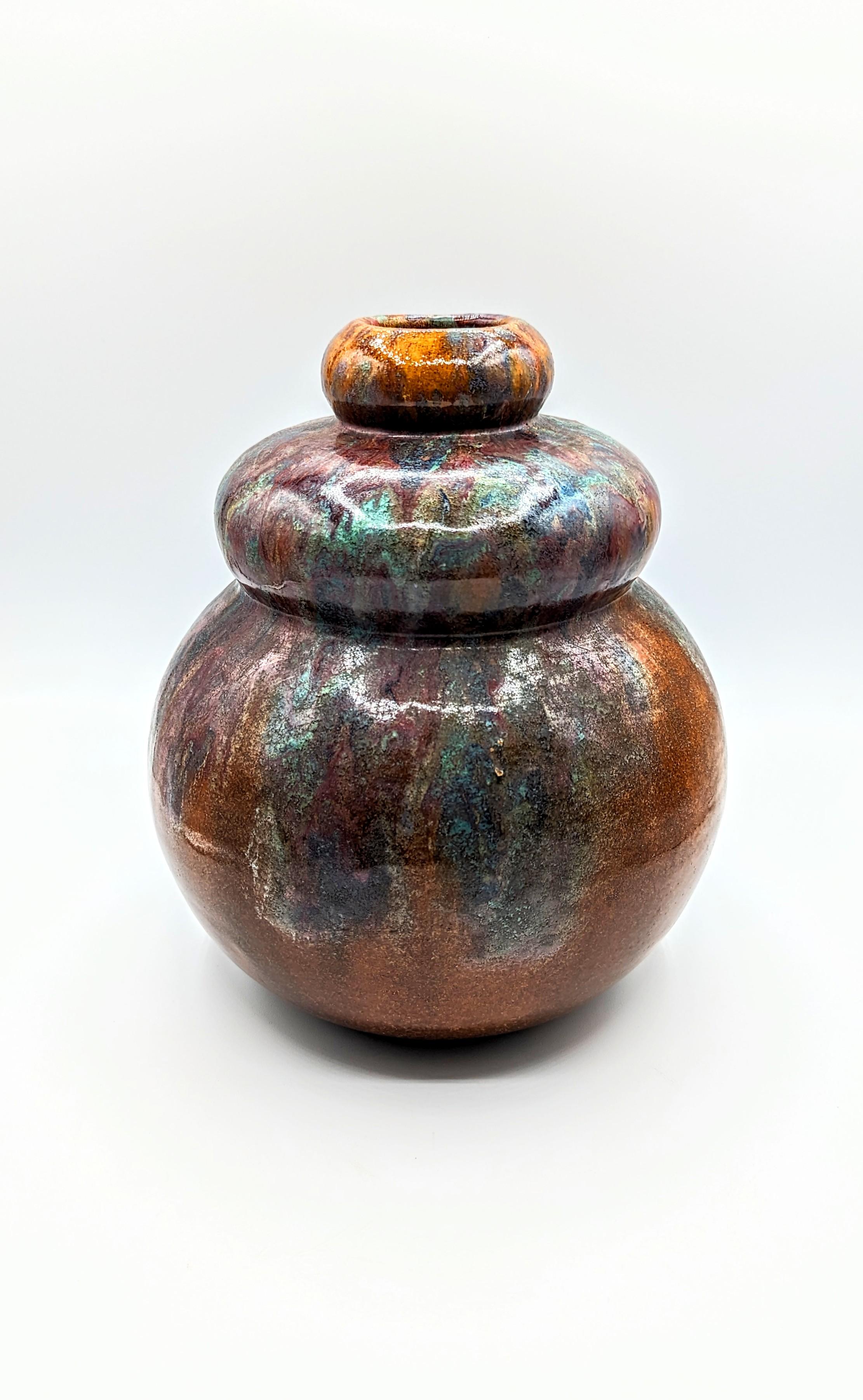 Rare vase gourde en céramique de Primavera, fabriqué en France dans les années 1930. Incroyable objet décoratif avec un incroyable travail de couleurs.
Récit d'une étonnante aventure artistique.  Le Printemps a été le premier des grands magasins à