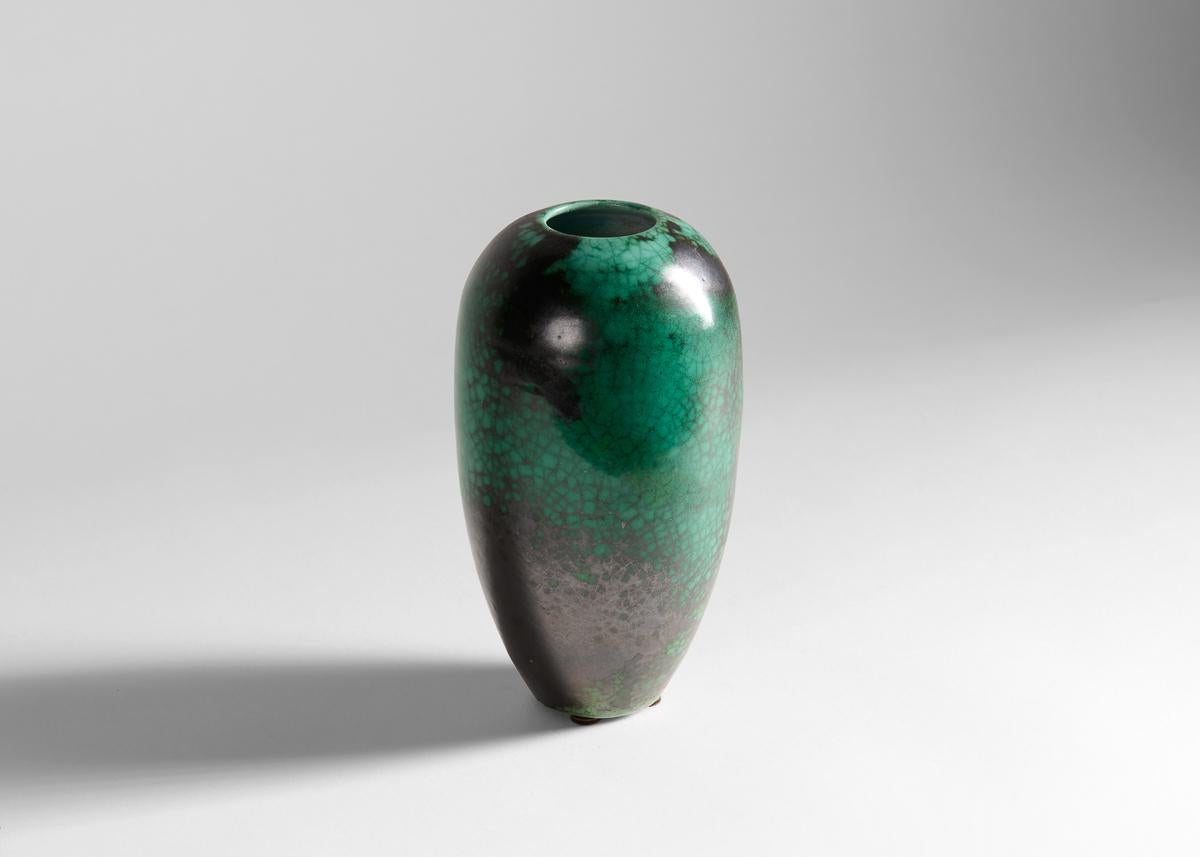 I primi pezzi di CAB per Primavera si ispiravano agli antichi metodi di ceramica e ai primi oggetti in metallo giapponesi. Félix Gête ha sviluppato la sovrasmaltatura verde che si vede in questo vaso, ottenuta da uno smalto a base di ferro il cui