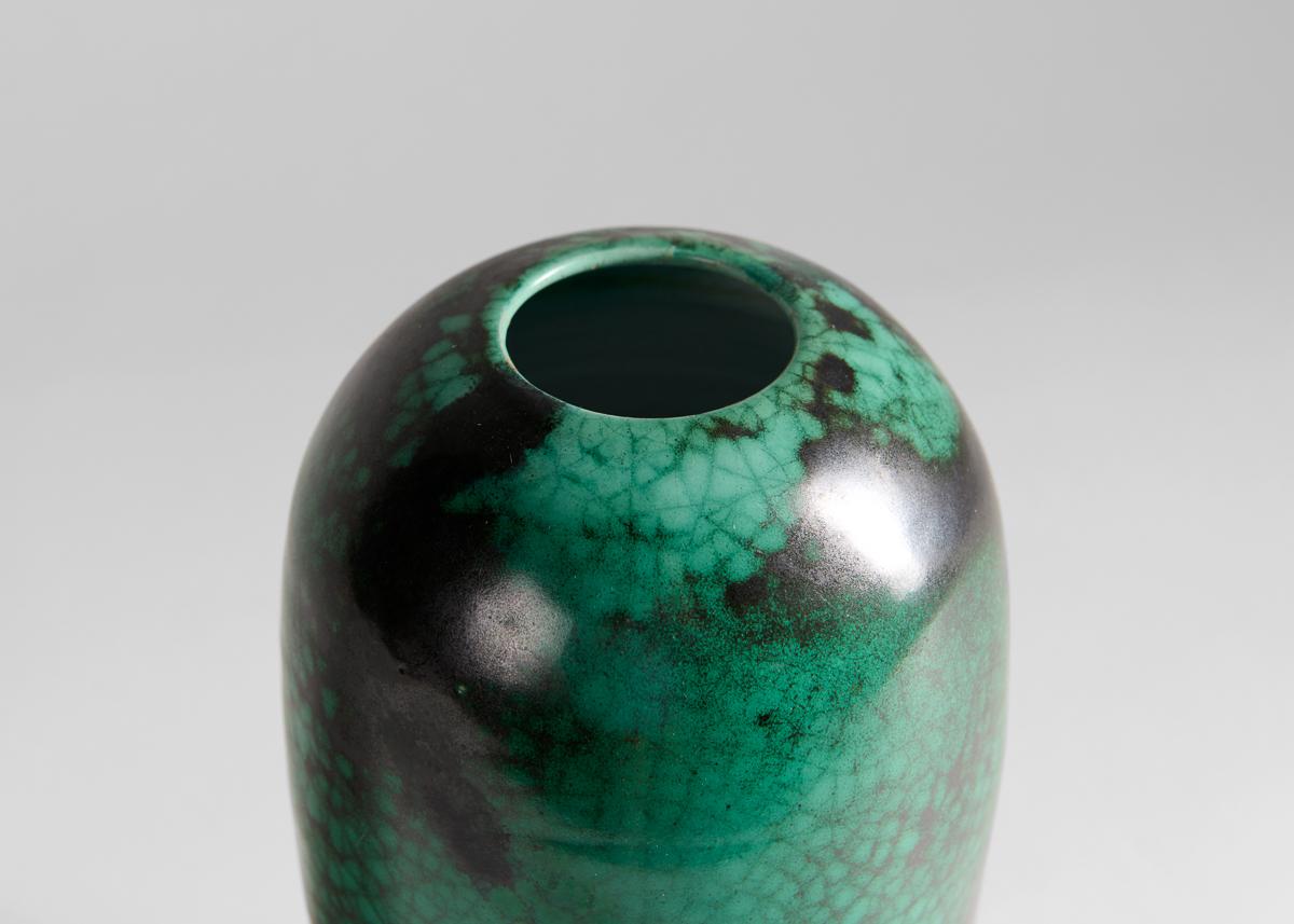 Art Déco Primavera & C.A.B., Vaso a forma di uovo con smalto verde e nero, Francia, circa 1925 in vendita