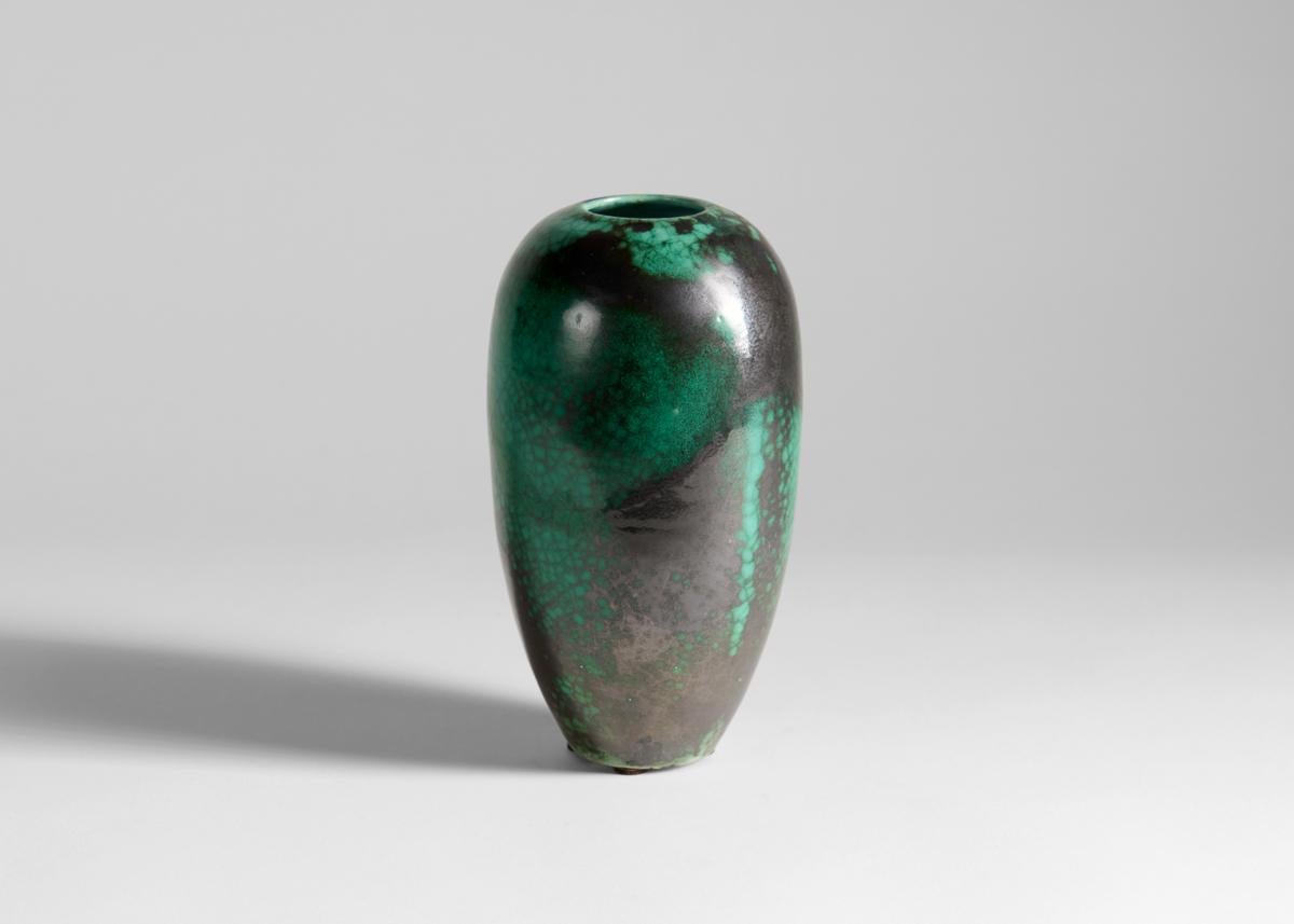 Francese Primavera & C.A.B., Vaso a forma di uovo con smalto verde e nero, Francia, circa 1925 in vendita