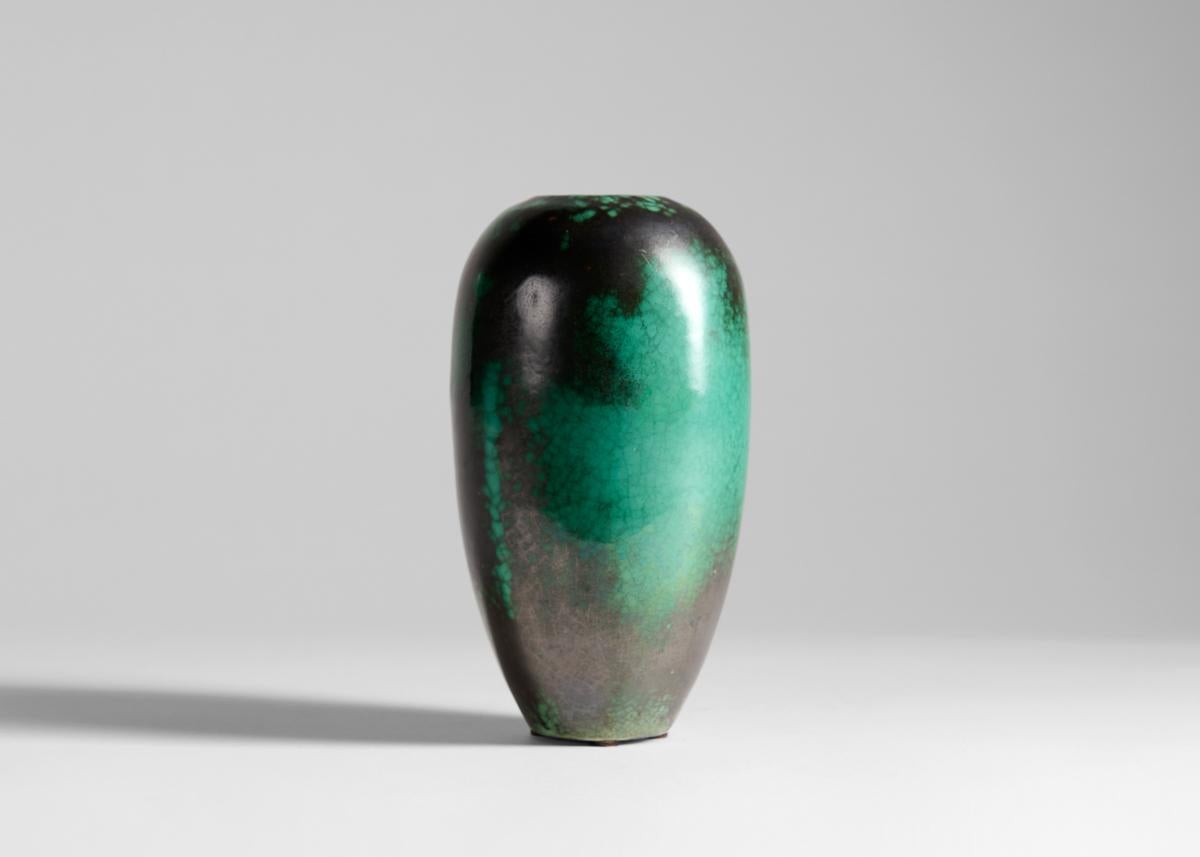Smaltato Primavera & C.A.B., Vaso a forma di uovo con smalto verde e nero, Francia, circa 1925 in vendita