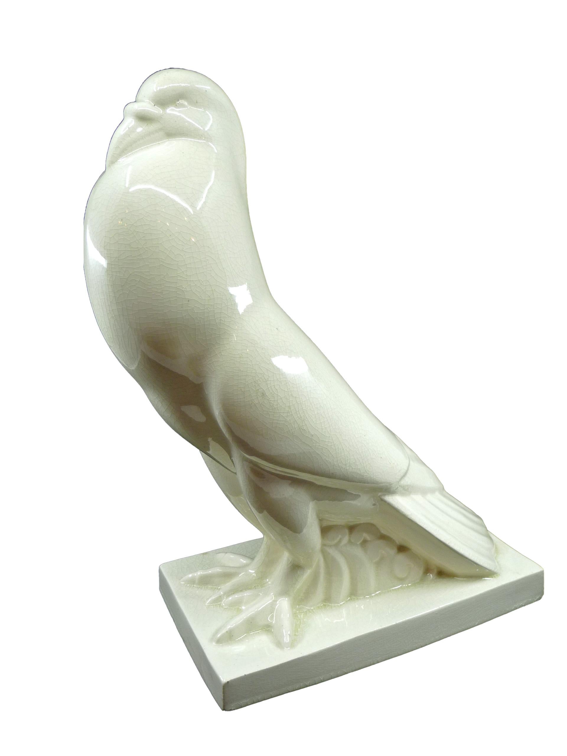 PRIMAVERA (1926) -  Claude Levy (attribuzione) / Edouard Chassaing scultore.
Grande piccione in posa di profilo in terracotta bianca screpolata leggermente incrinata.
Fabbrica di Sainte Radegonde.
Condizioni perfette, nonostante una piccola