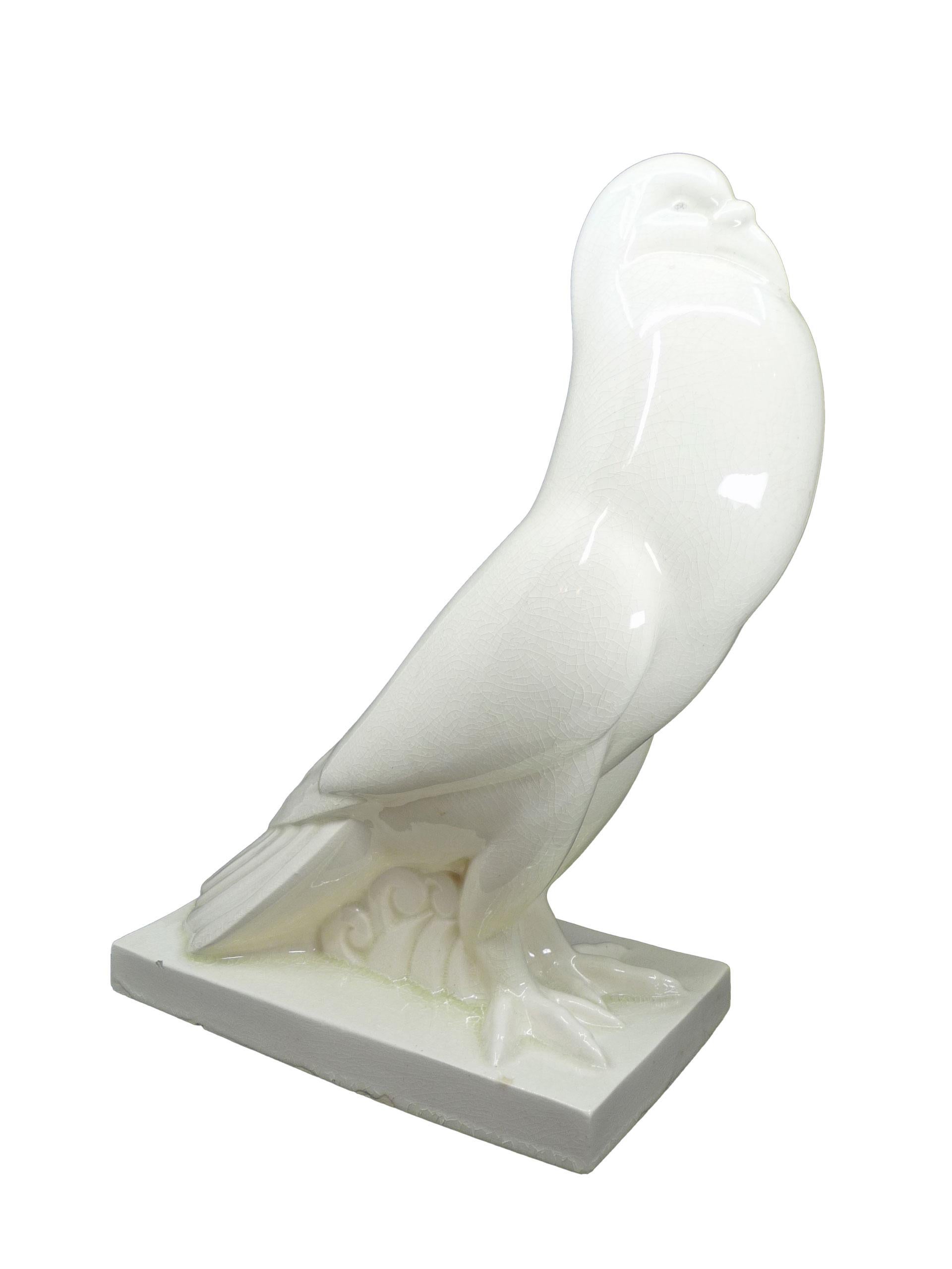 Francese PRIMAVERA / CLAUDE LEVY (attribuzione). Colomba Art Deco. Terracotta bianca screpolata in vendita