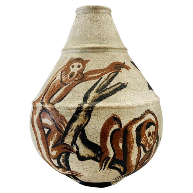 Vase en céramique Art Déco française avec motif de singes circa 1930.