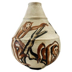 Vase en céramique Art Déco française avec motif de singes circa 1930.