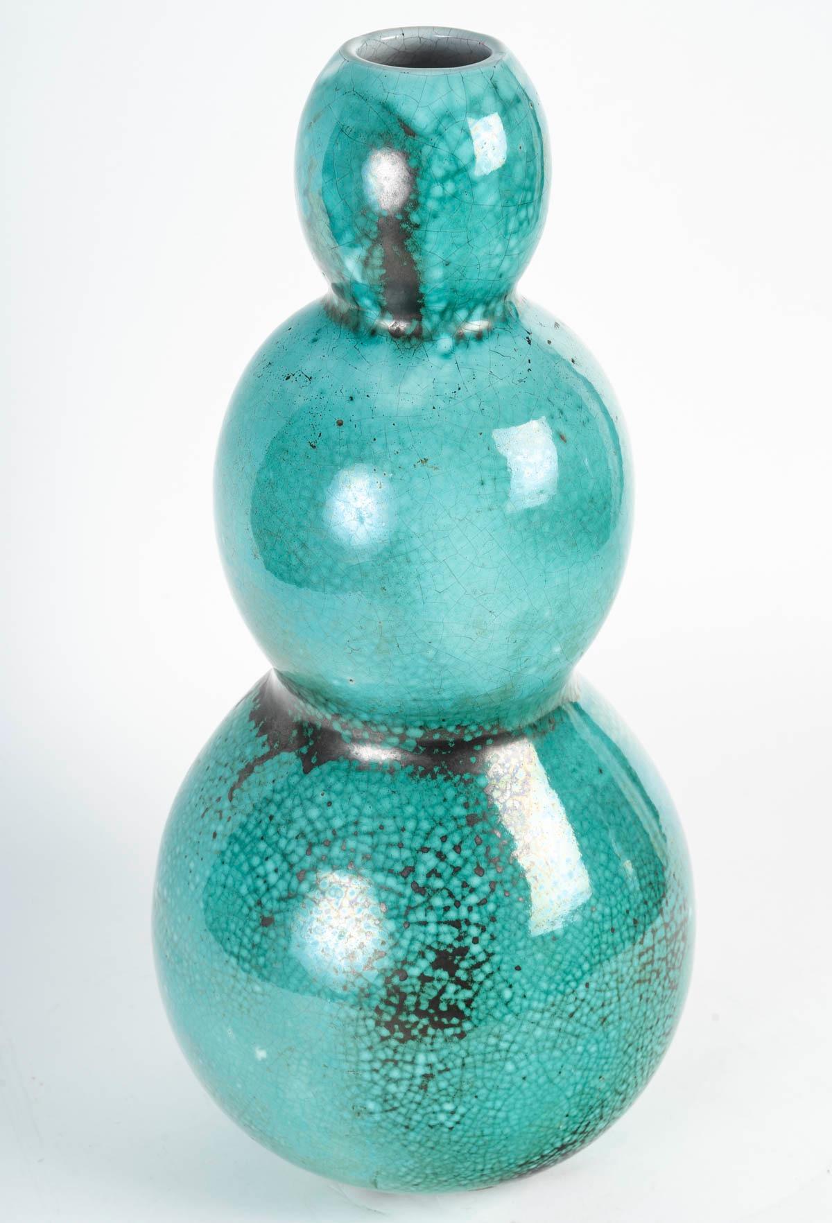 Primavera, Importante vaso verde a forma di tripla zucca, Francia, circa 1930

Vaso a forma di tripla zucca in ceramica smaltata verde 
Da In-House Design francese, Primavera, Atelier d'Art du Printemps o dal grande magazzino francese 