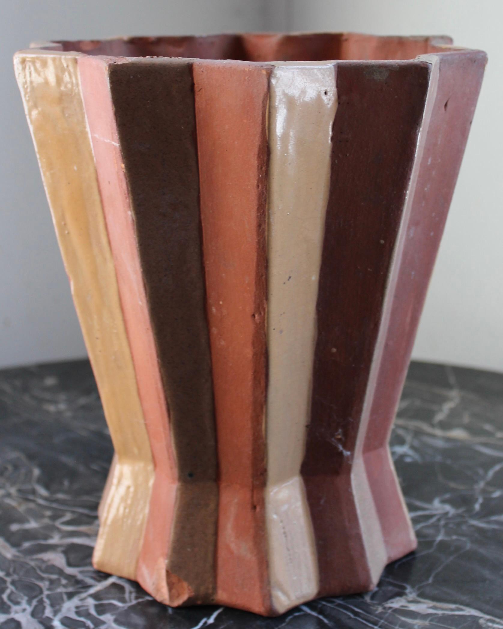 Vase Primavera en terre cuite conçu et signé par Madeleine Souges.  9 1/8