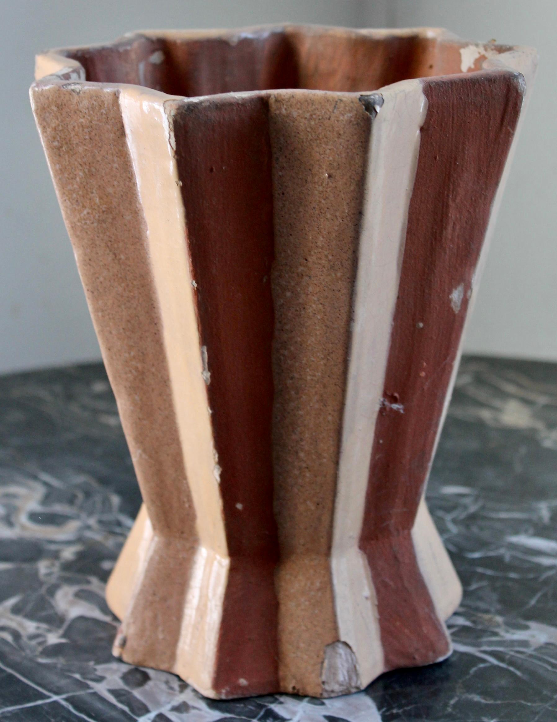 Vase Primavera en terre cuite conçu et signé par Madeleine Sougez.  8 1/4