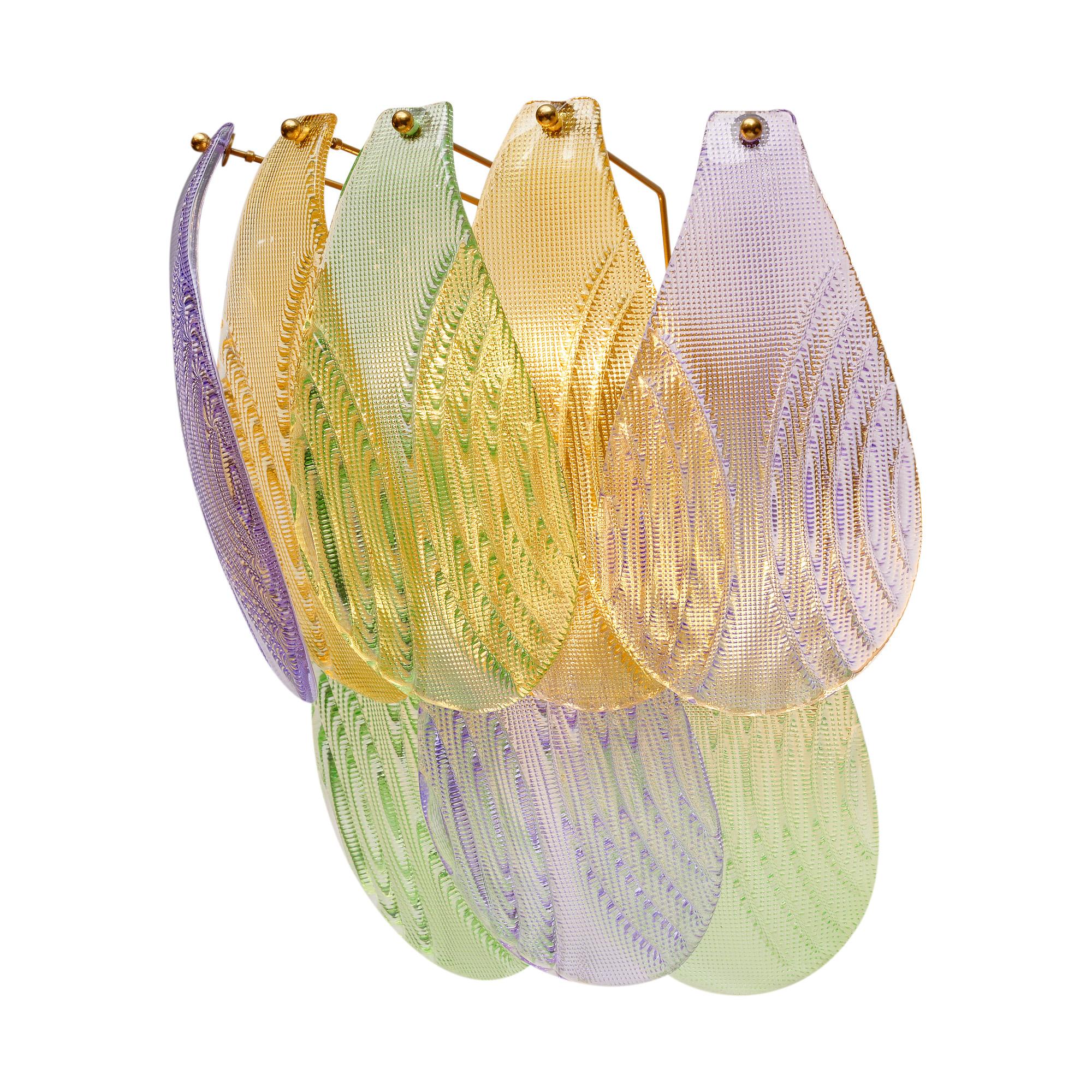 Sconcese provenienti da Murano, in Italia, alle porte di Venezia. Questa coppia è realizzata con una struttura in ottone e otto pezzi di vetro ciascuno. Gli elementi in vetro sono soffiati e modellati a mano nei colori verde, viola e oro, con una