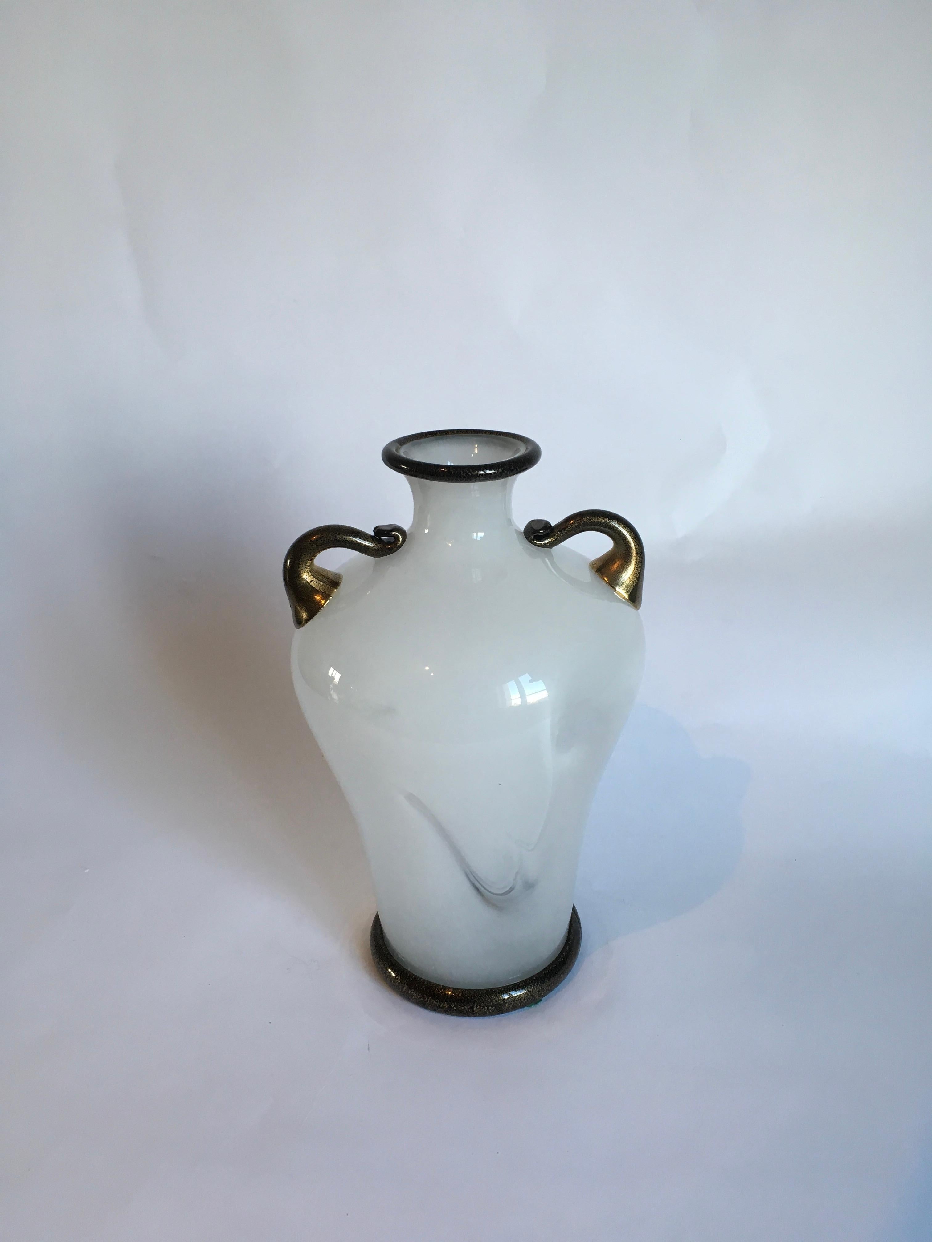 Vase aus Murano-Glas Primavera, entworfen von Ercole Barovier und hergestellt von Barovier&Toso im Jahr 1980.
Unterschrieben.
