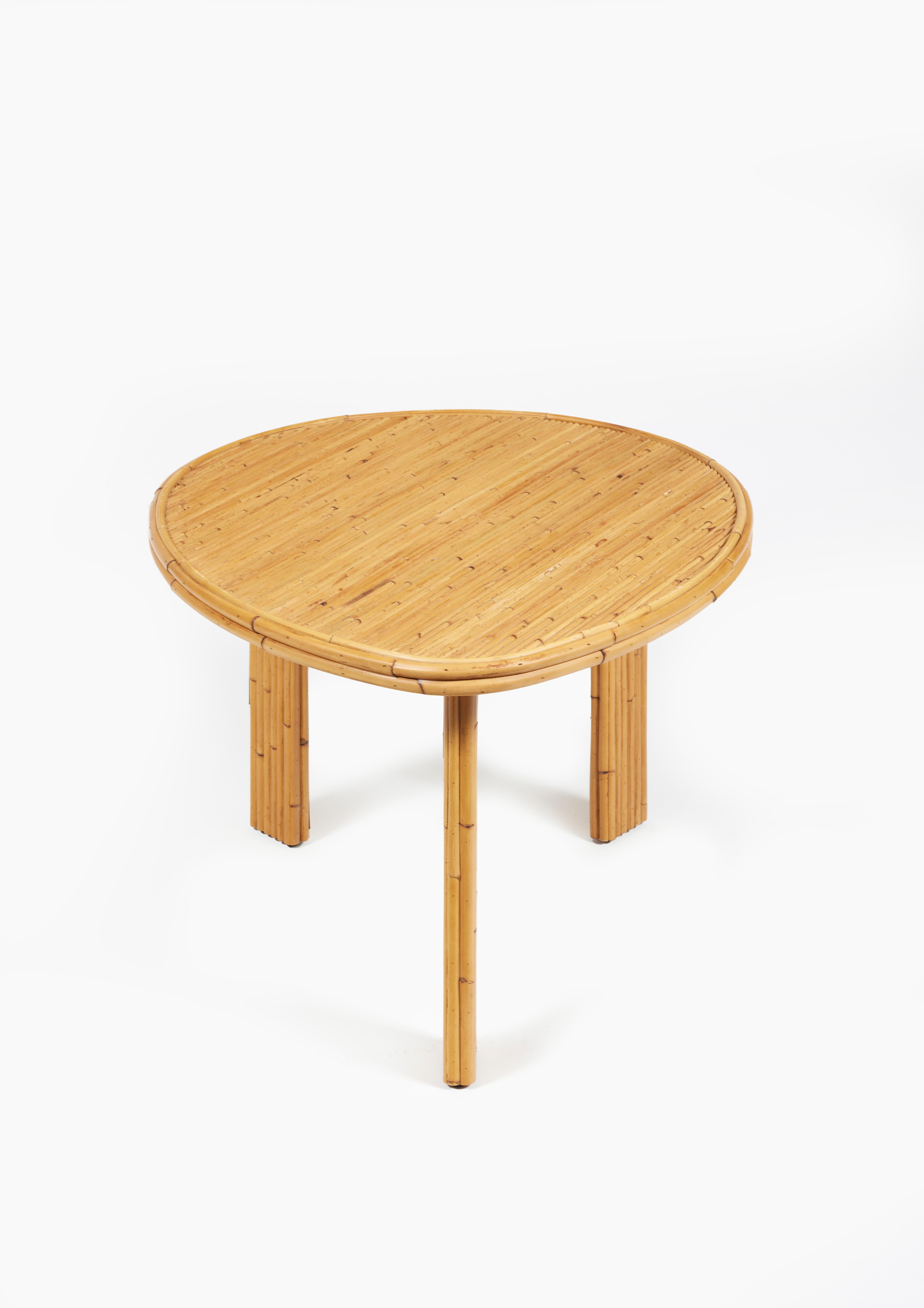 Couchtisch aus natürlichem Rattanstrang.

Dieser niedrige Tisch kann in anderen Größen, Ausführungen und Farben angepasst werden.