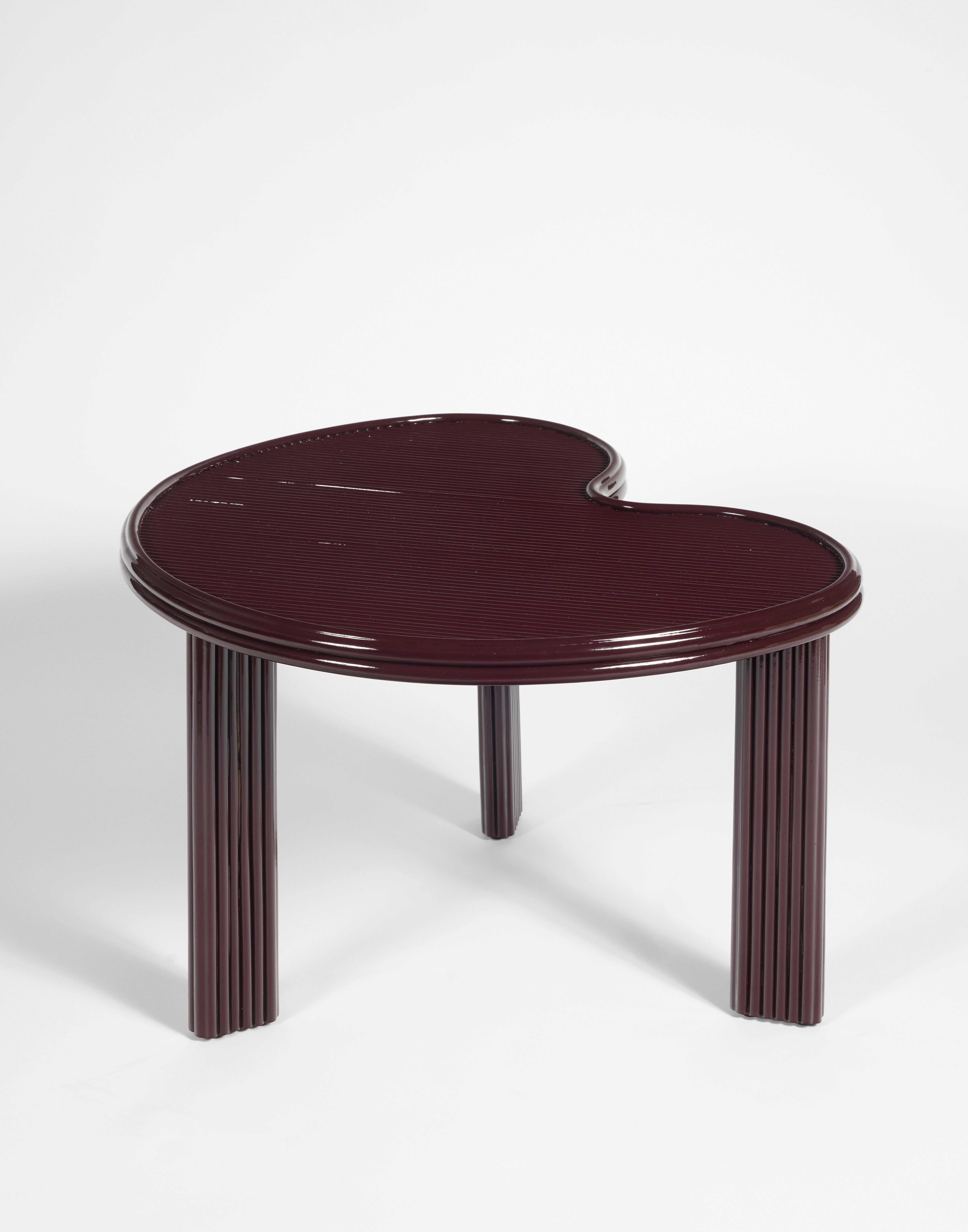 Lila lackierter Couchtisch aus Rattanstrang.

Dieser niedrige Tisch kann in anderen Größen, Ausführungen und Farben angepasst werden.