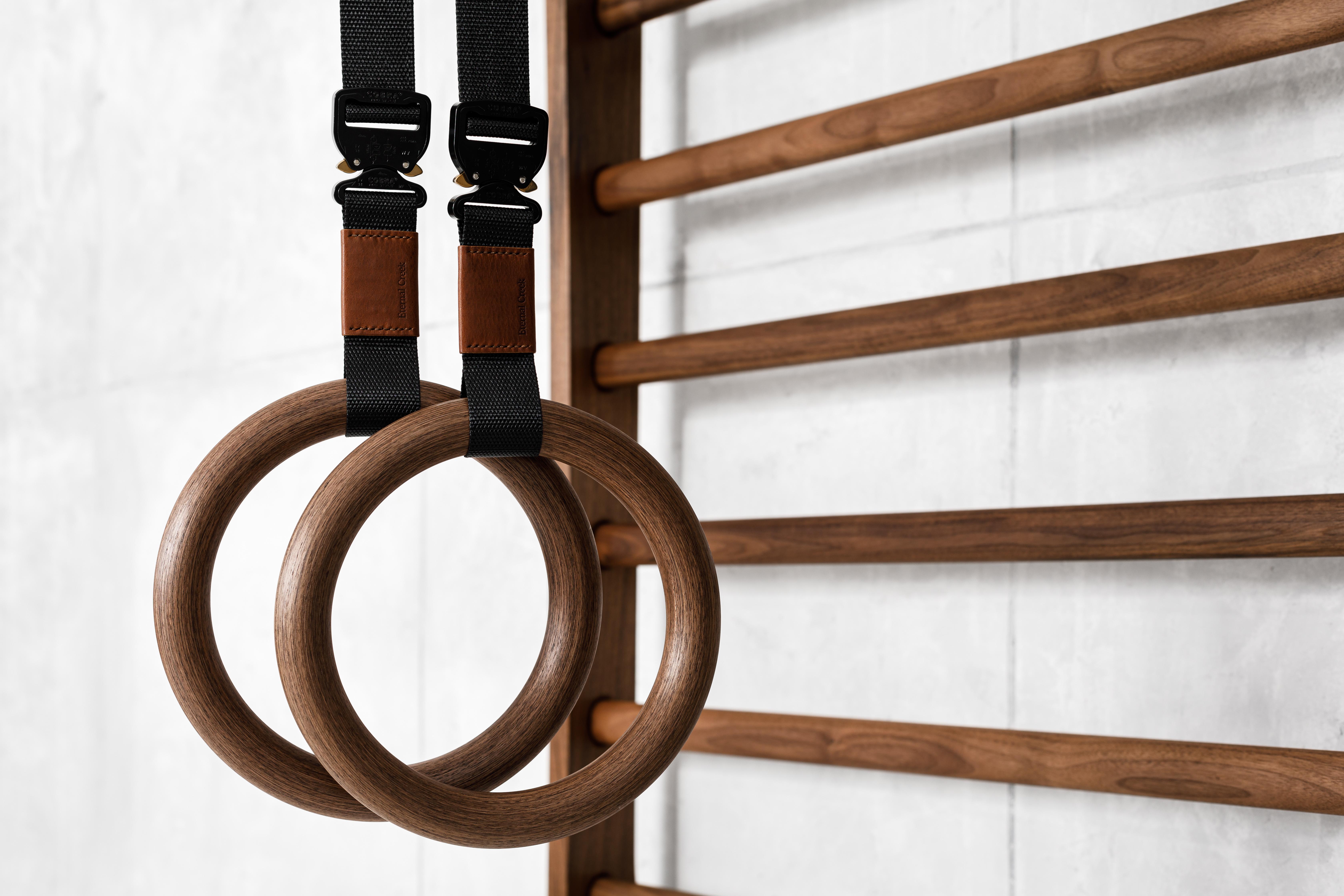 Prime Walnut, solo maniglie in pelle di Eternal Creek
Dimensioni:  D. 24 x H. 3,2 cm
Materiali: Wood: Noce chiaro / Frassino nero / Frassino chiaro
Pelle: Shadow Black / Saddle Brown / London Tan / Eternal Green
Finitura: Miscela di olio e cera