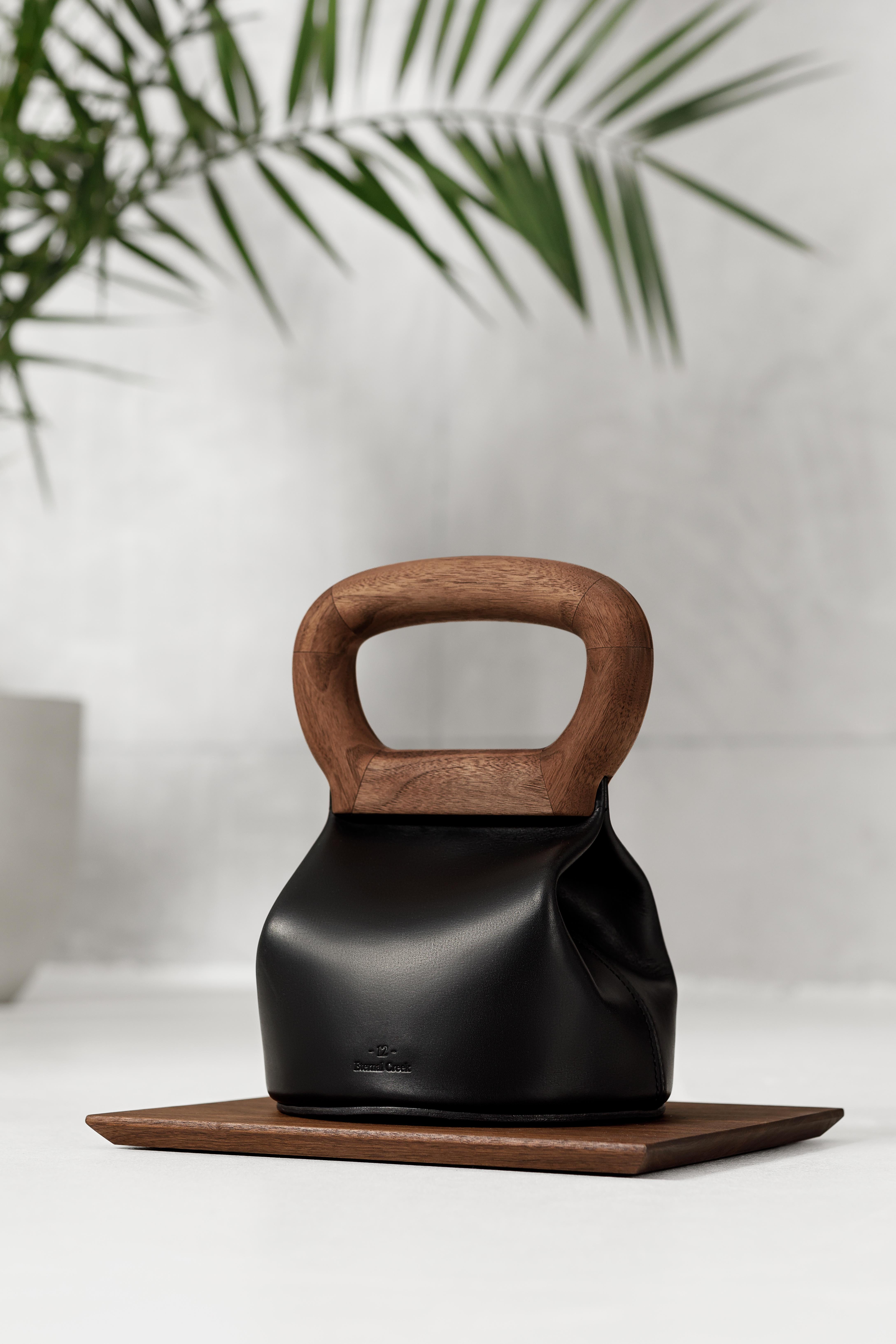 Prime Walnut, Kettlebell in pelle con sacco in pelle di Eternal Creek
Dimensioni:  L 20 x P 26 x H 30 cm
Materiali: Wood: Noce chiaro / Frassino nero / Frassino chiaro
Pelle: Shadow Black / Saddle Brown / London Tan / Eternal Green
Finitura: Miscela