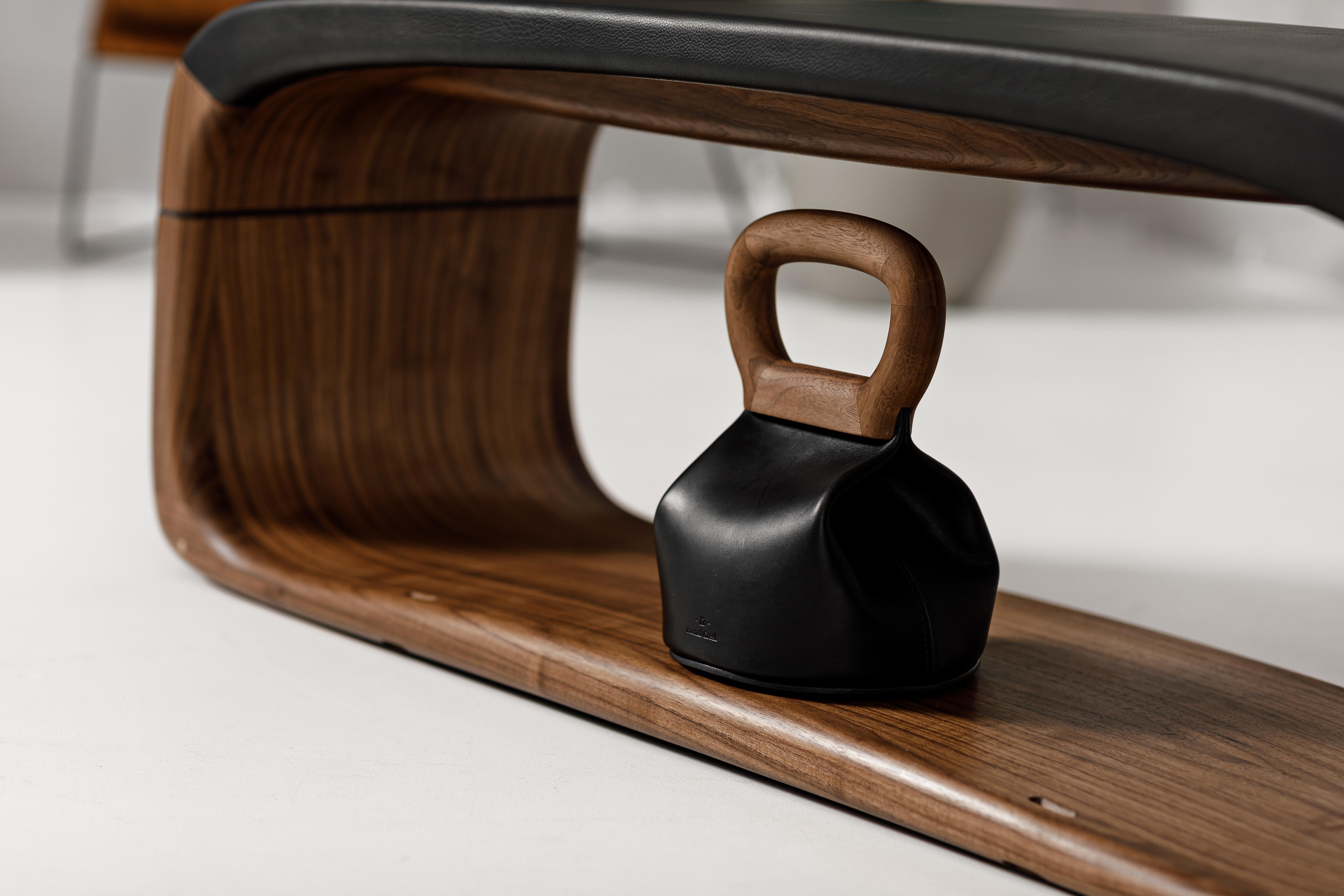 Postmoderno Prime Walnut, Kettlebell in pelle con sacco in pelle di Eternal Creek in vendita