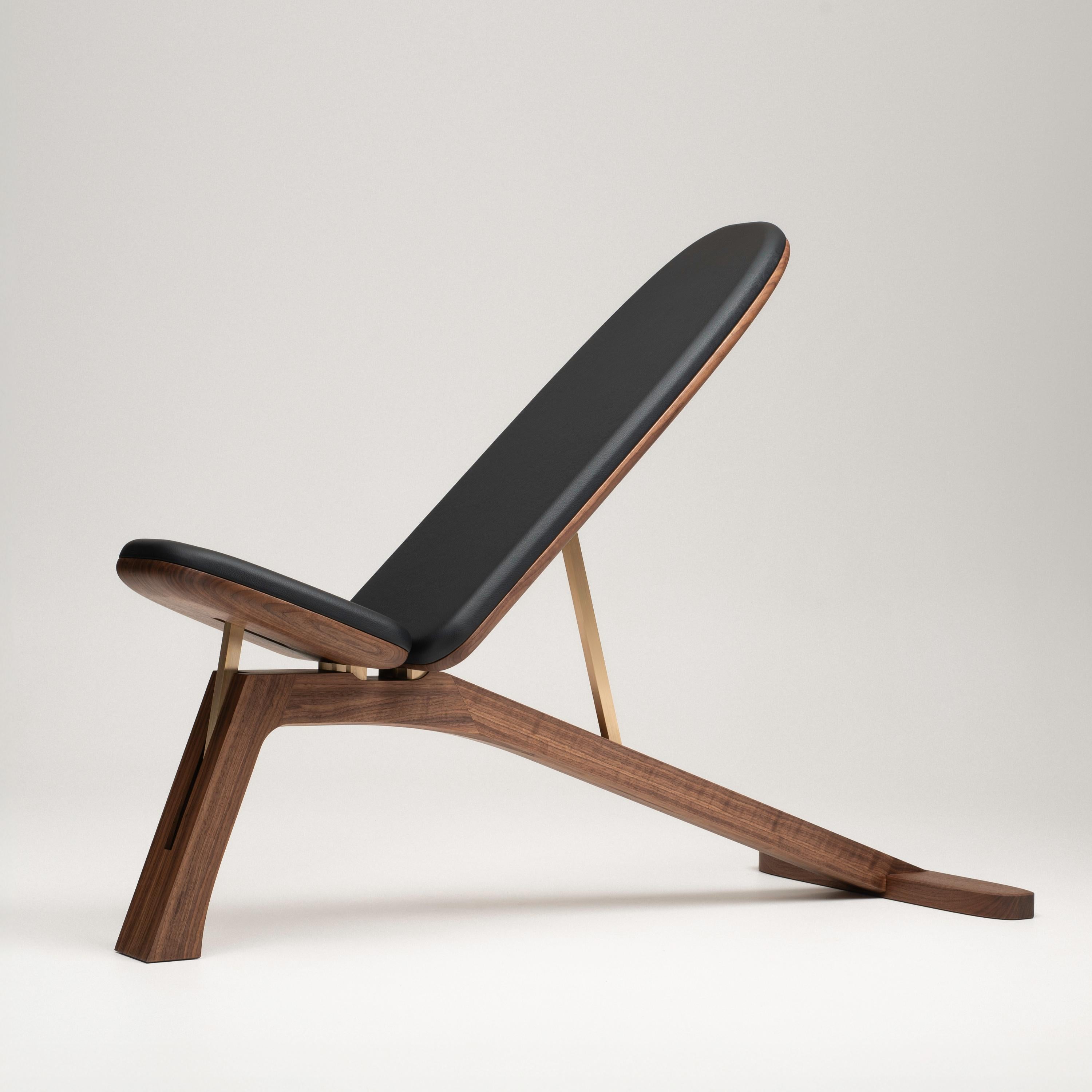 Prime Walnut, Any Metal, Any Leather Ledge Weight Bench di Eternal Creek
Dimensioni:  L 60 x P 137 x H 40 cm
Materiali: Wood: Noce chiaro / Frassino nero / Frassino chiaro
Pelle: Shadow Black / Saddle Brown / London Tan / Eternal Green
Metallo: