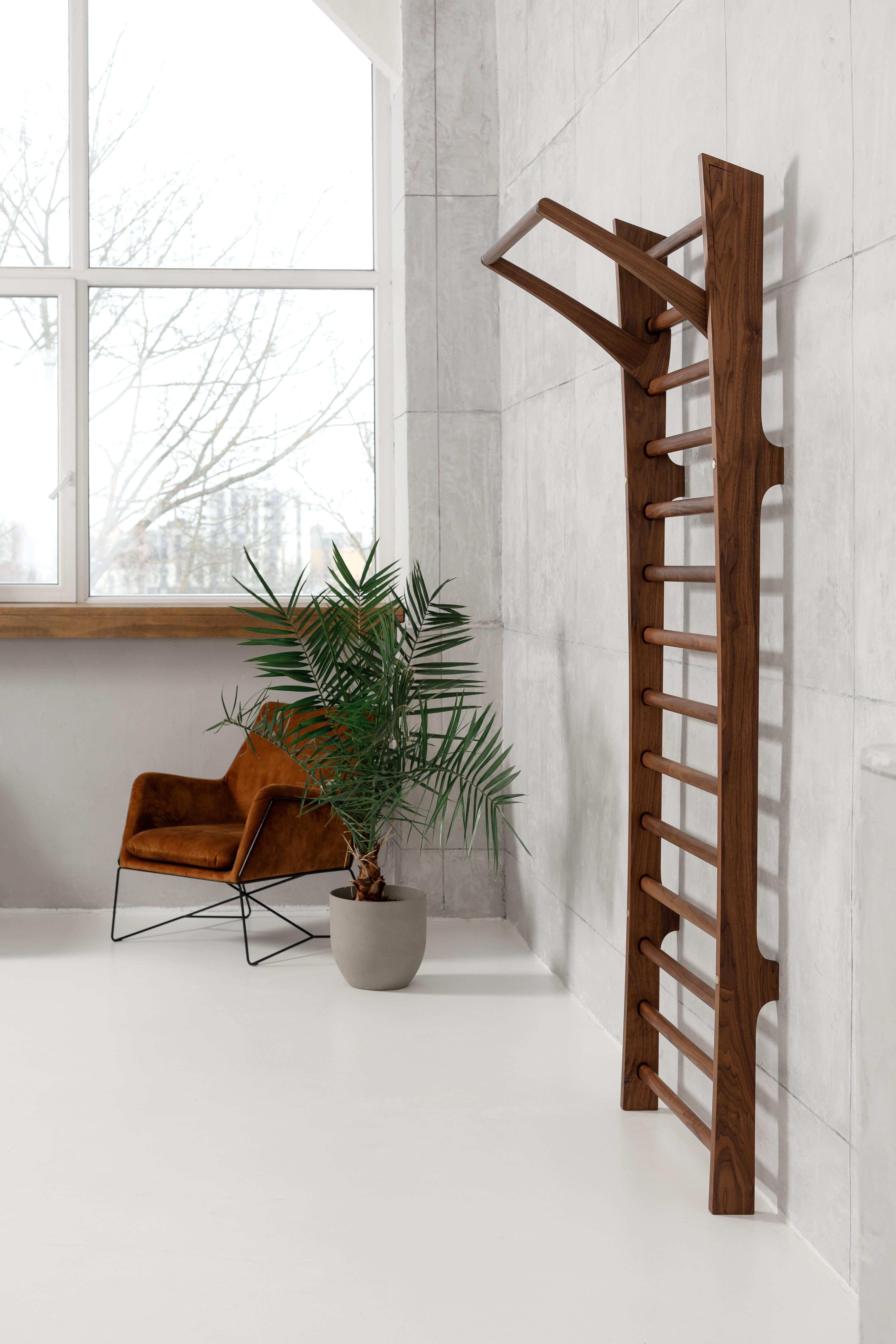 Prime Walnut, Any Metal Reed Wall Bar by Eternal Creek
Dimensions :  L 78 x D 49 x H 34 cm
MATERIAL : Bois : Noyer noble / Frêne noir / Frêne clair
Cuir : Noir Ombre / Marron Selle / London Tan / Vert Eternel
Métal : laiton brossé / acier