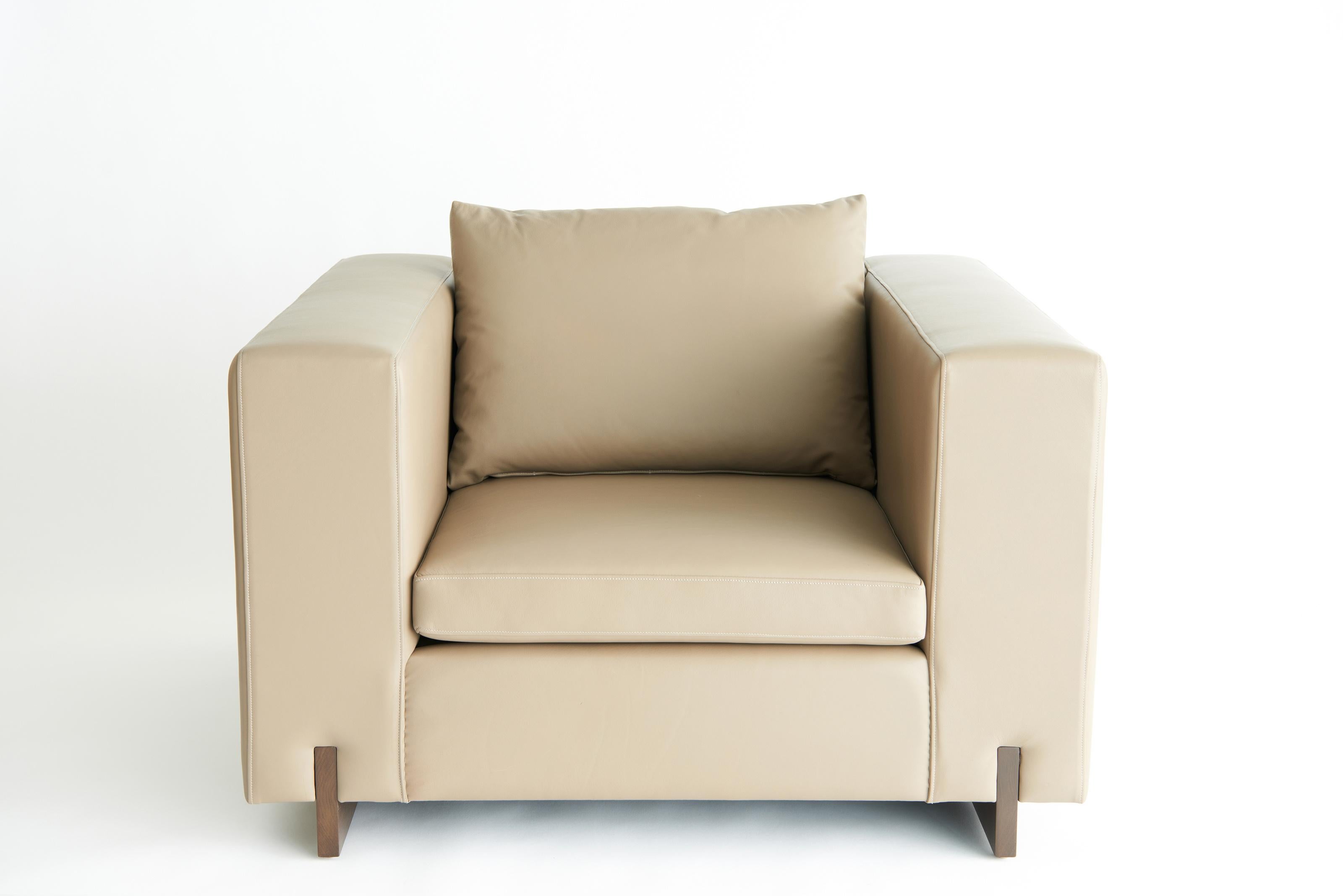 The Primetime series epitomizes a comfortable modernism. Drawing inspiration from mid-century
architecture yet remaining refreshingly modern, the lines are punctuated by the intersecting solid wood beams. The generous proportions of the Primetime’s