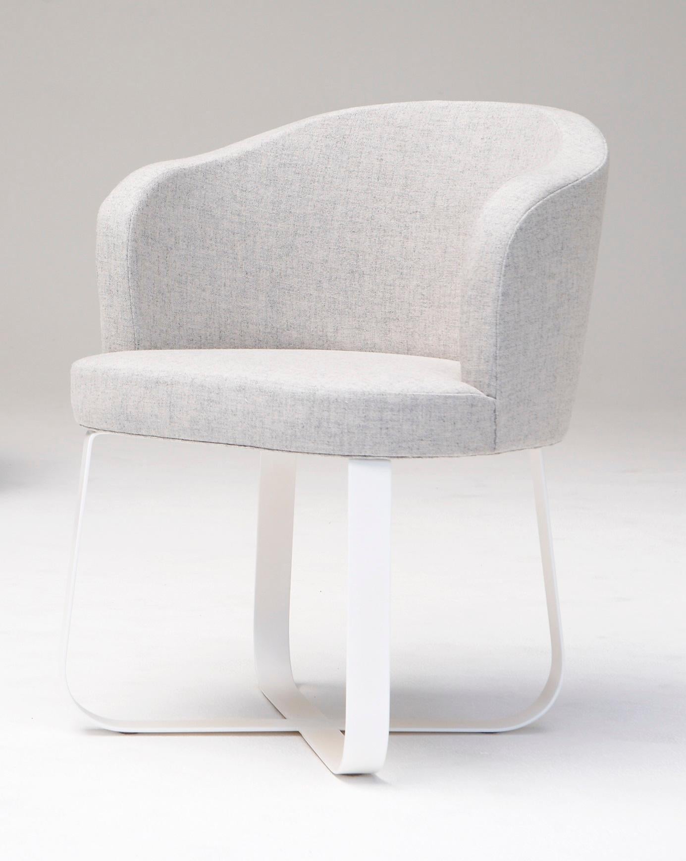 Chaise personnelle Primi de Phase Design
Dimensions : P 60,3 x L 62,2 x H 76,2 cm. 
Matériaux : Acier peint par poudrage et rembourrage.
Le prix du tissu n'est pas inclus.

Barre plate en acier massif disponible en finition noire ou blanche par