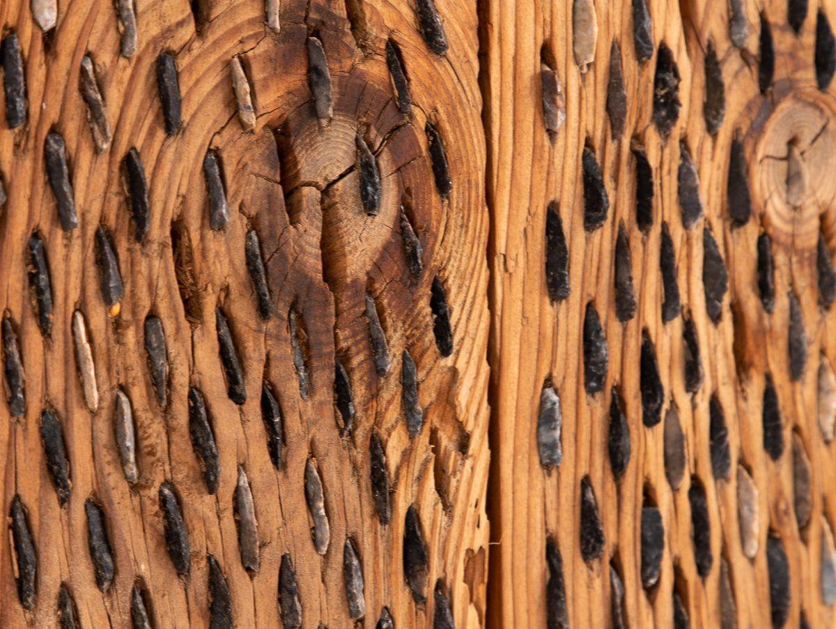 Primitave Wood and Stone Weizendrescher (Holz) im Angebot