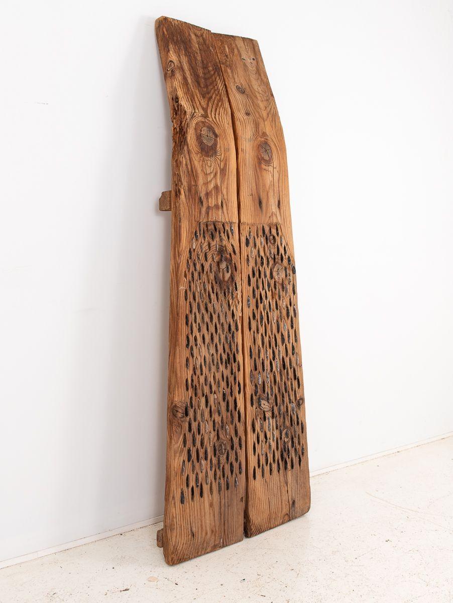 Primitave Wood and Stone Weizendrescher im Angebot 1