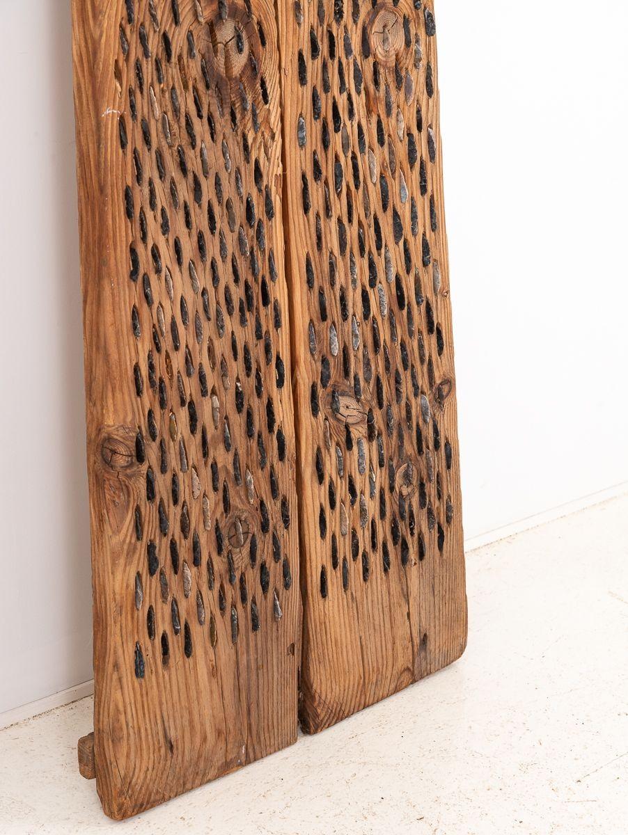 Primitave Wood and Stone Weizendrescher im Angebot 2