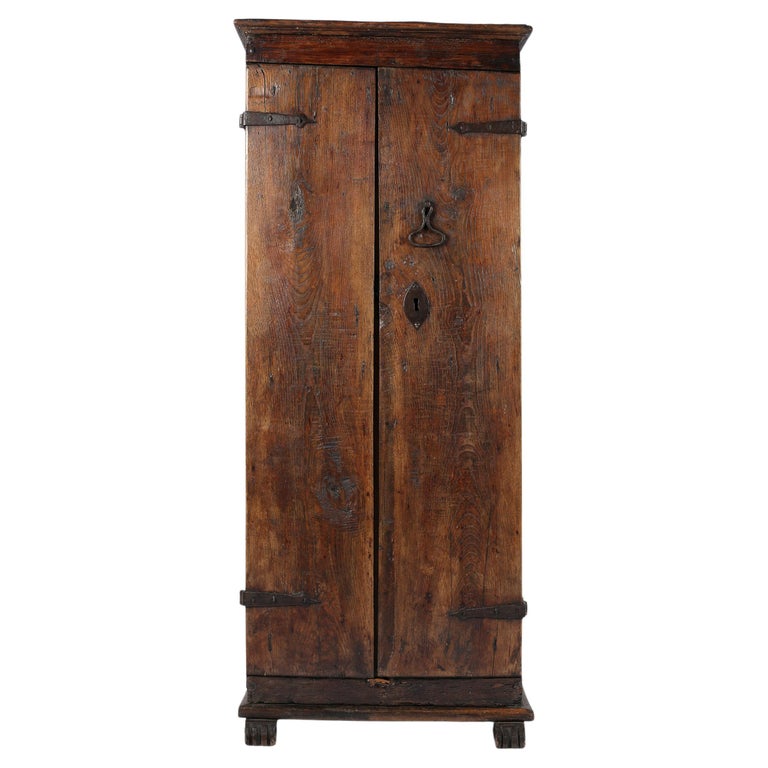 Rustic 17th Century Spanish Cupboard in Solid Chestnut For Sale at 1stDibs