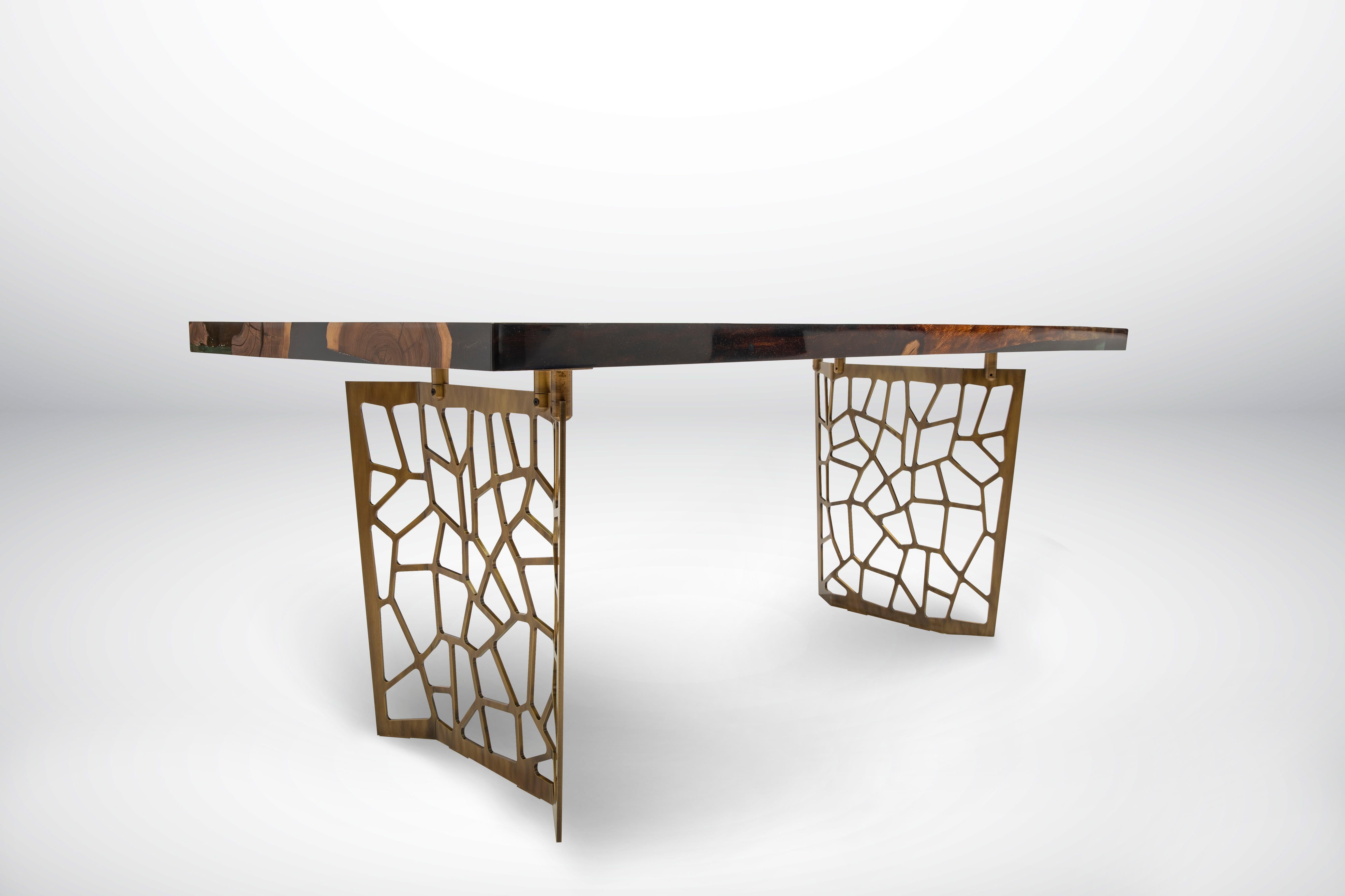 The Primitive 180 dining table integrates the finest wood from responsibly managed forests in Turkey with Naturalist’s perfected resin-pouring technique. This fusion of natural elements with modern materials is at the heart of Naturalist’s work, and