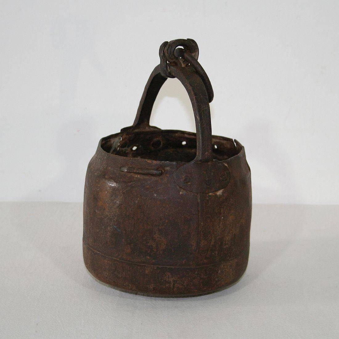 Primitive 18th Century Hand-Forged Iron Cooking Pot In Good Condition In Buisson, FR
