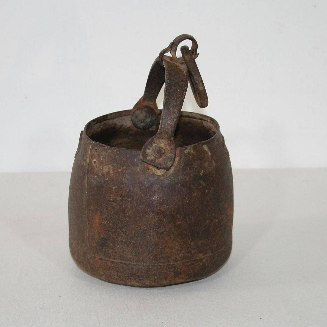 Primitive 18th Century Hand-Forged Iron Cooking Pot In Good Condition In Buisson, FR