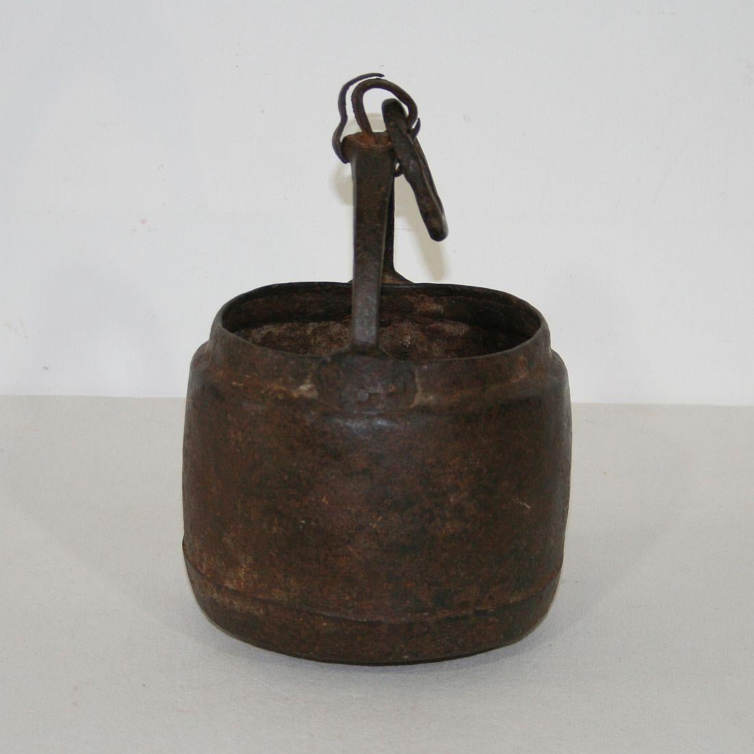 Primitive 18th Century Hand Forged Iron Cooking Pot In Good Condition In Buisson, FR