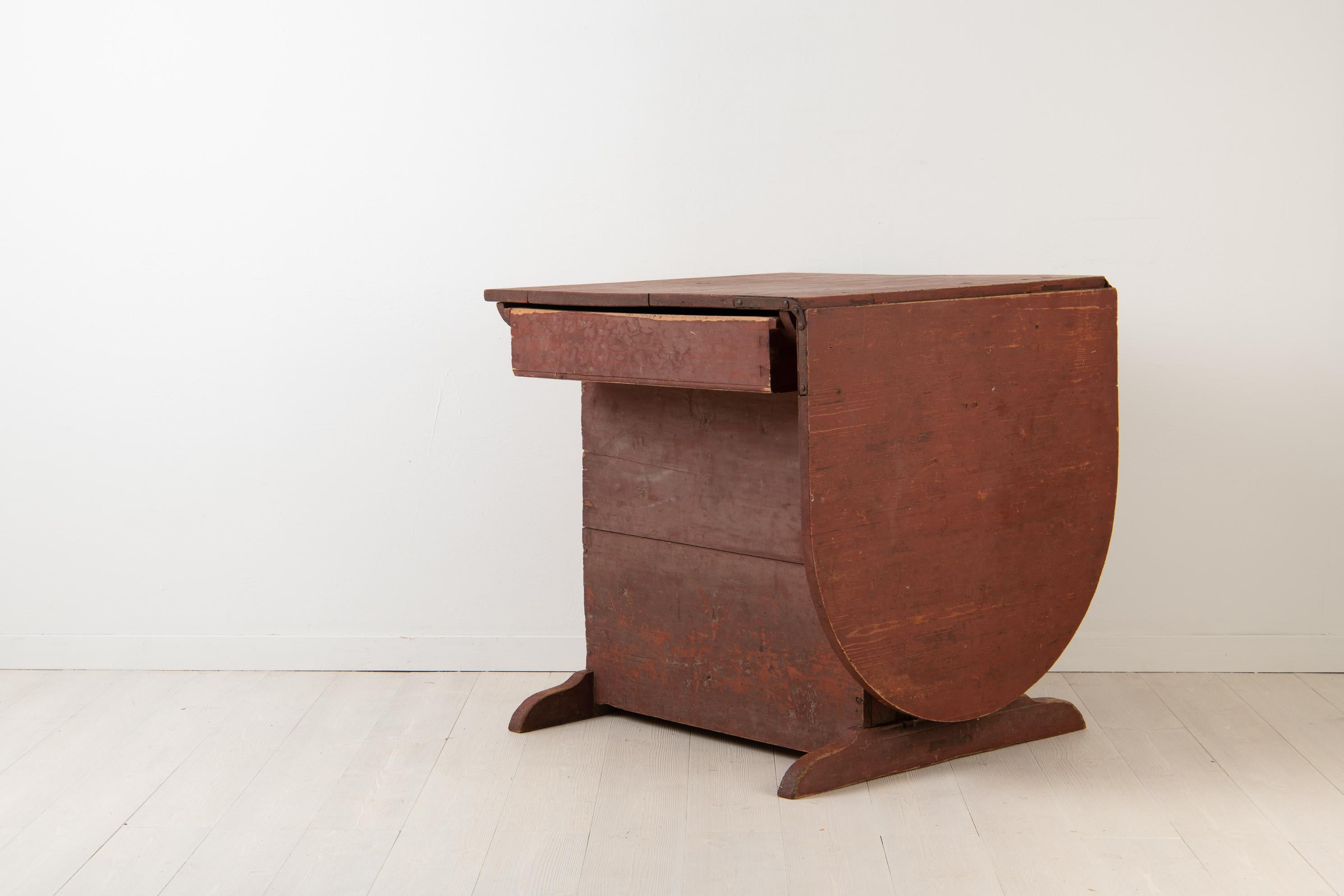 Fait main Table murale ou petit buffet suédois extensible rouge primitif et authentique en vente