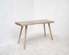 Tavola primitiva di montagna transilvana sbiancata del XIX secolo Wabi Sabi