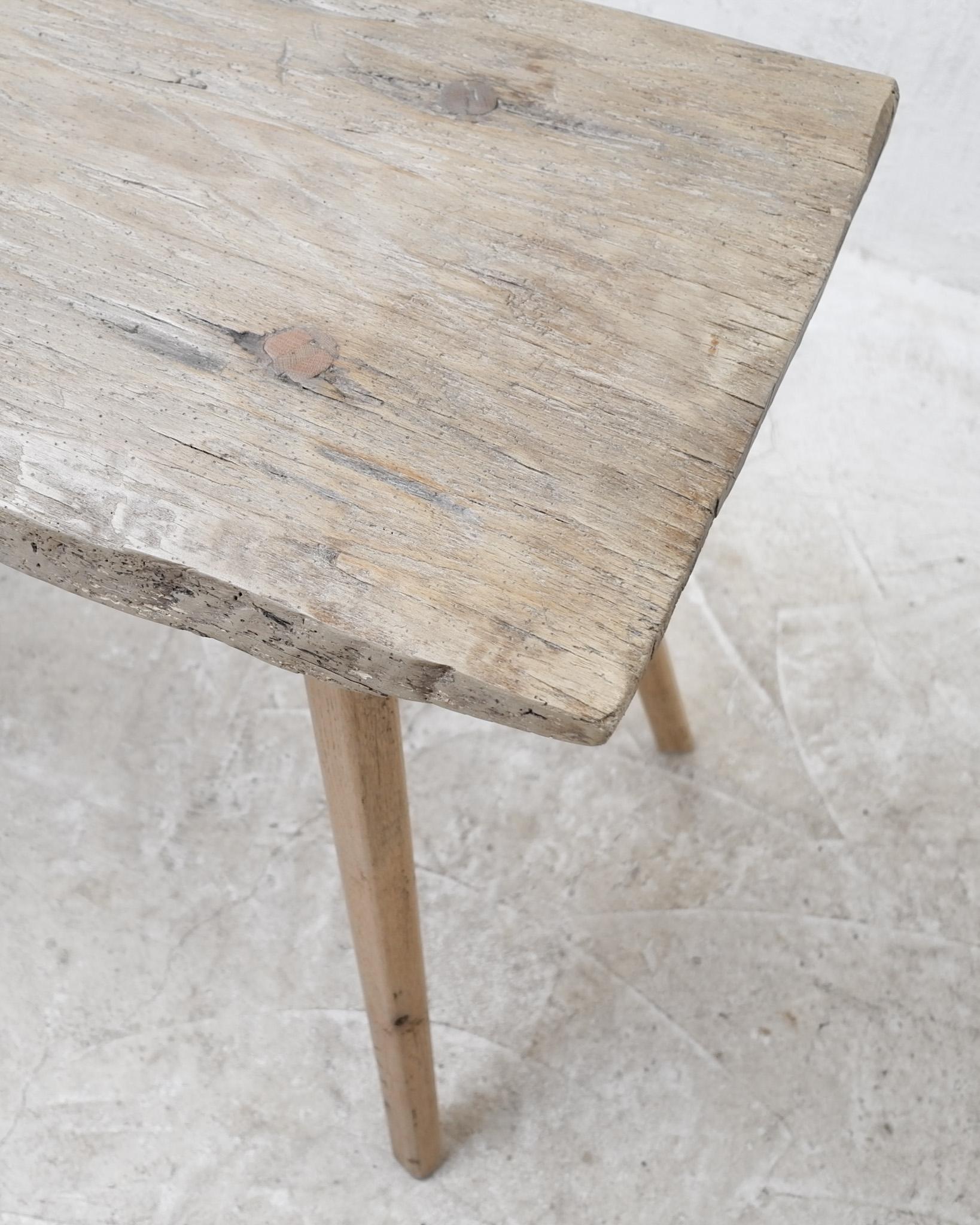 XIXe siècle Table de montagne primitive de la Transylvanie blanchie du 19e siècle Wabi Sabi en vente