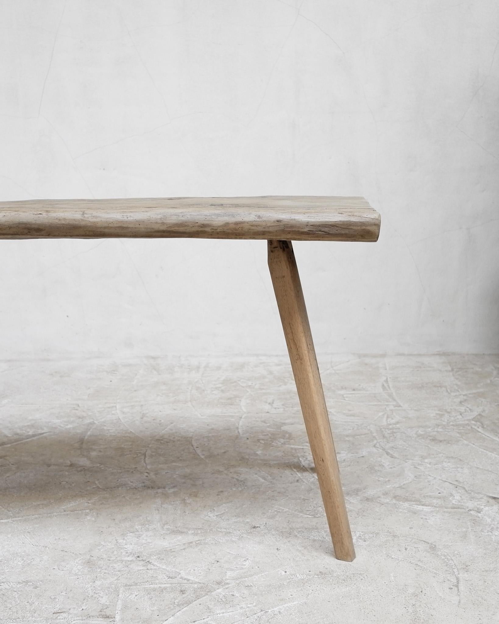 Hêtre Table de montagne primitive de la Transylvanie blanchie du 19e siècle Wabi Sabi en vente