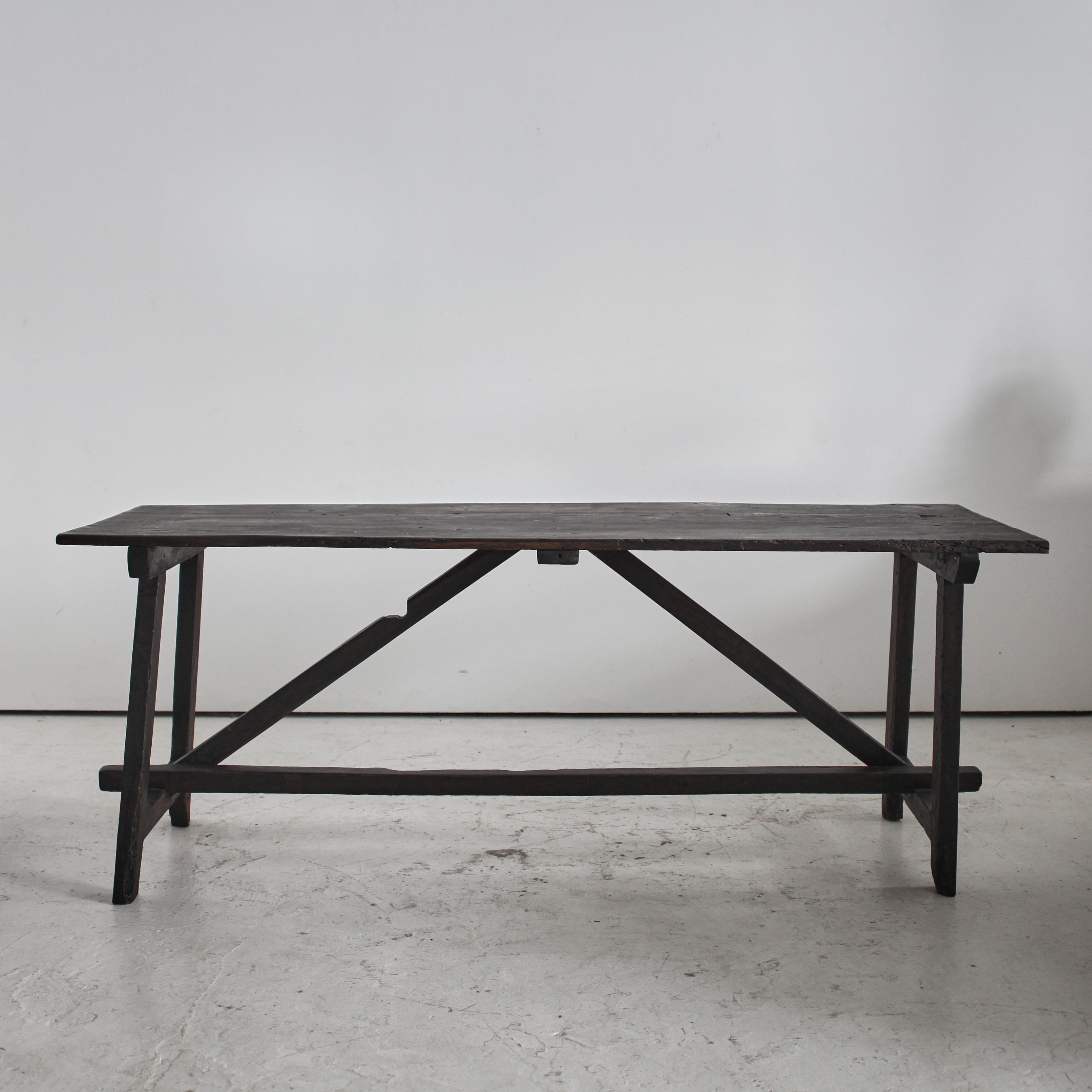 Mesa de comedor catalana del siglo XIX, de buen tamaño, con patas tradicionales en forma de 